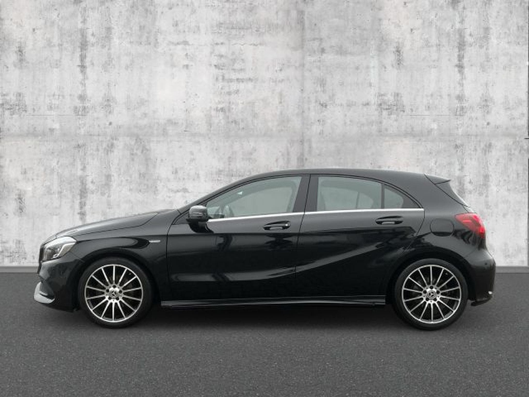 Mercedes A 180 A 180 AMG-Line EDITION NAVI RFK LED SHZG PDC (2017) - Photo 2