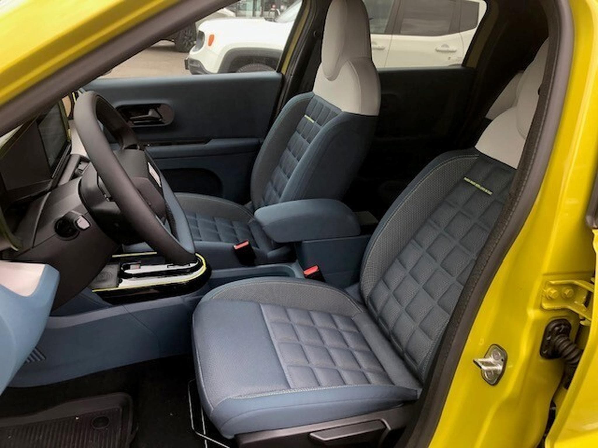 Fiat Grande Panda 1,2 essence - ehybrid LA PRIMA (2025) - Photo 4