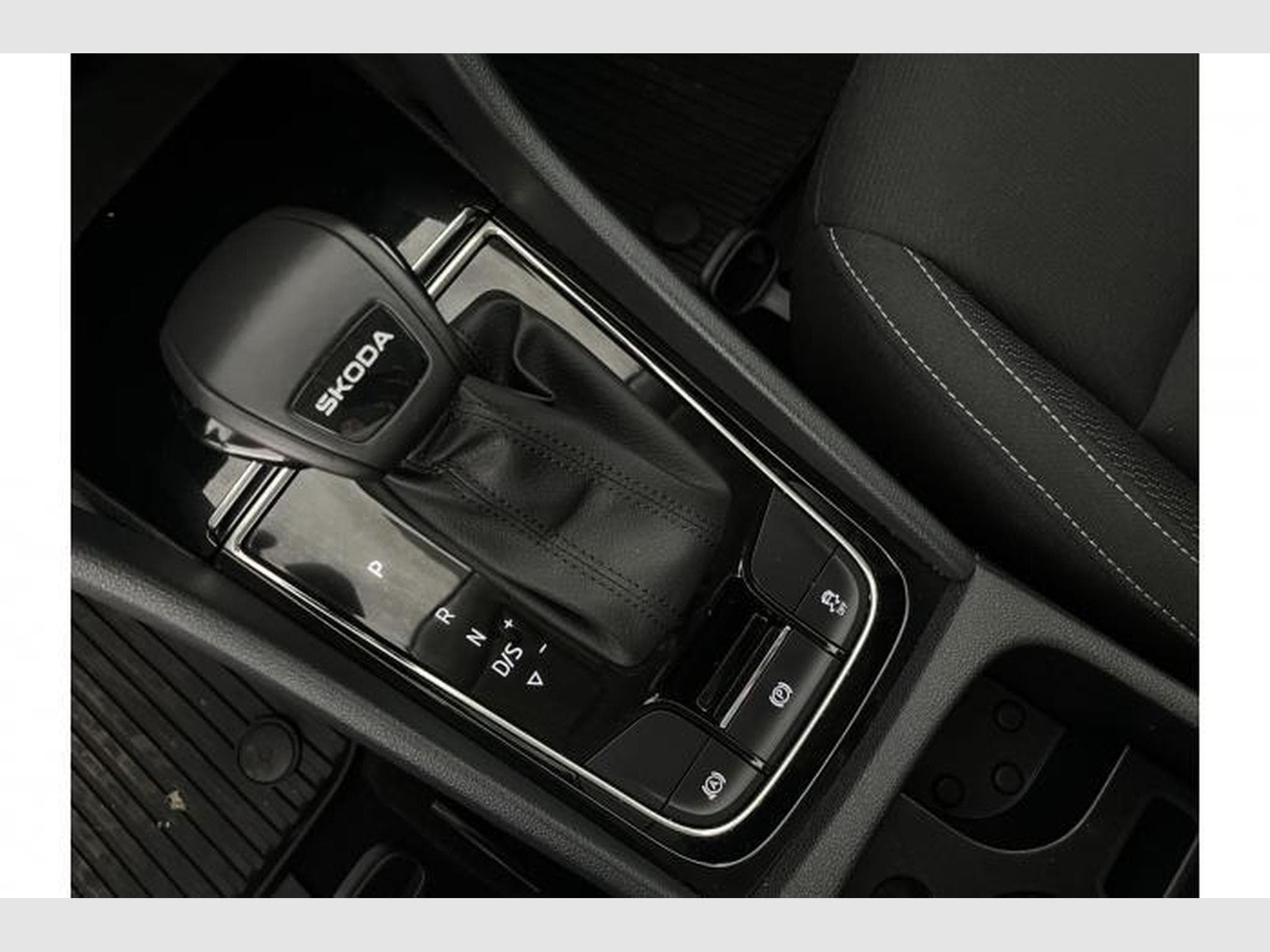 Skoda Karoq Selection (2025) - Foto 21