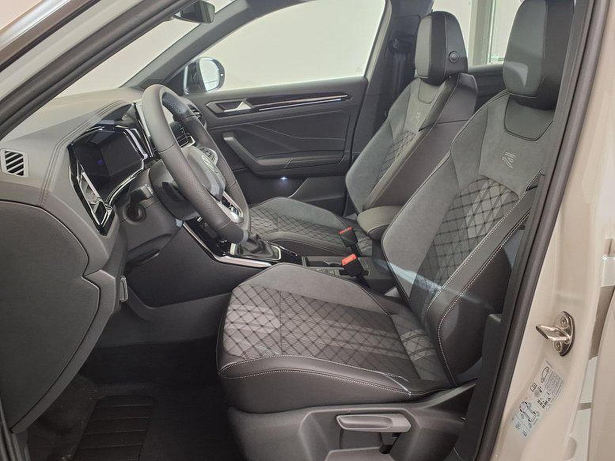 VW T-Roc R-Line 1.5 TSI 7-Gang-DSG (2026) - Foto 9