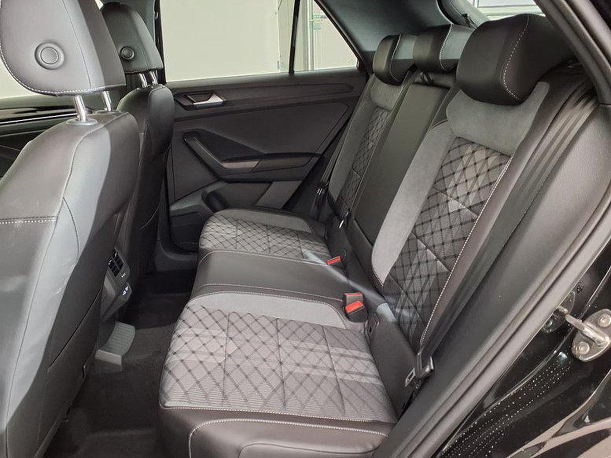 VW T-Roc R-Line 1.5 TSI 7-Gang-DSG (2026) - Foto 10