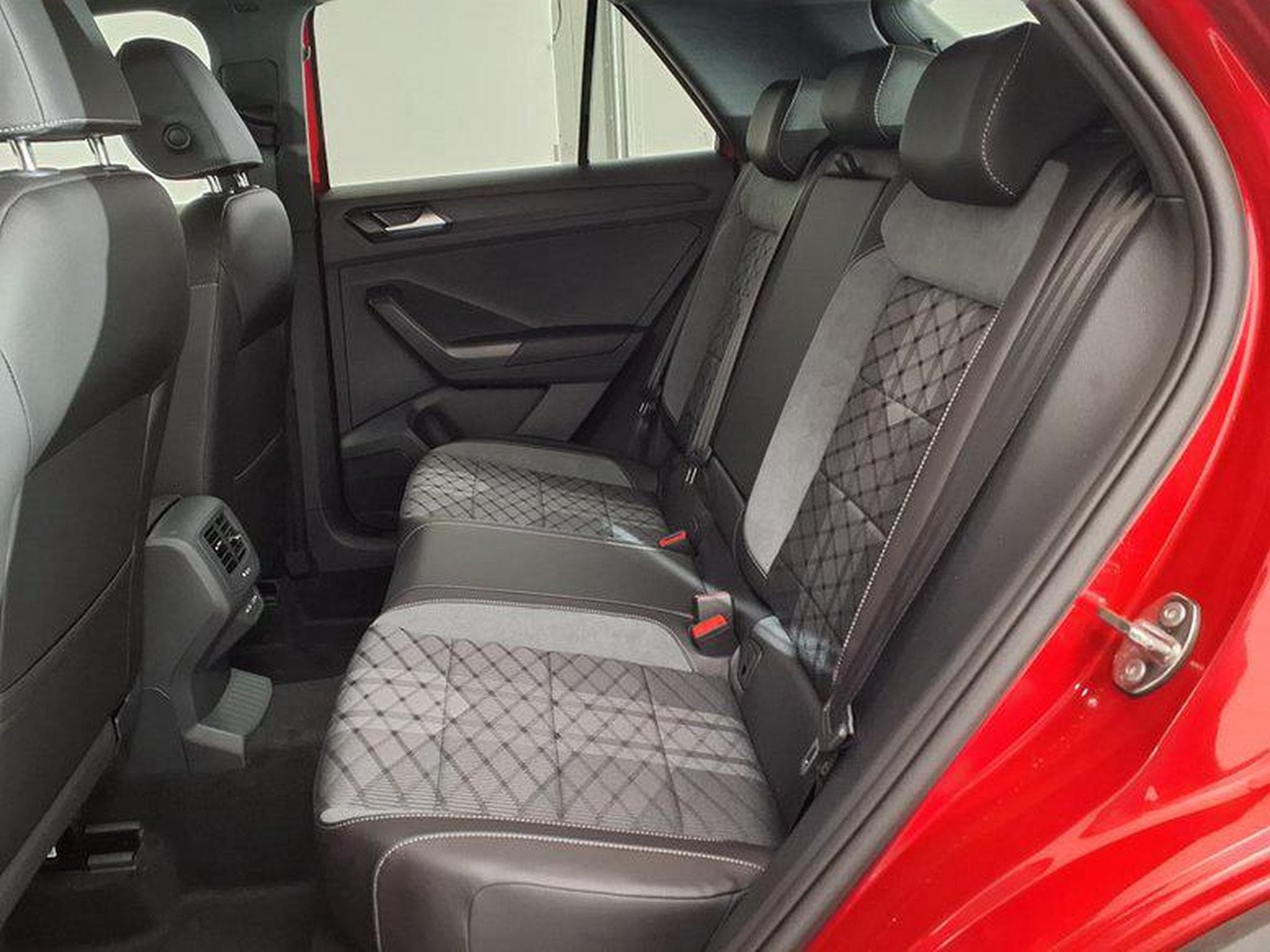 VW T-Roc R-Line 1.5 TSI 7-Gang-DSG (2026) - Foto 10