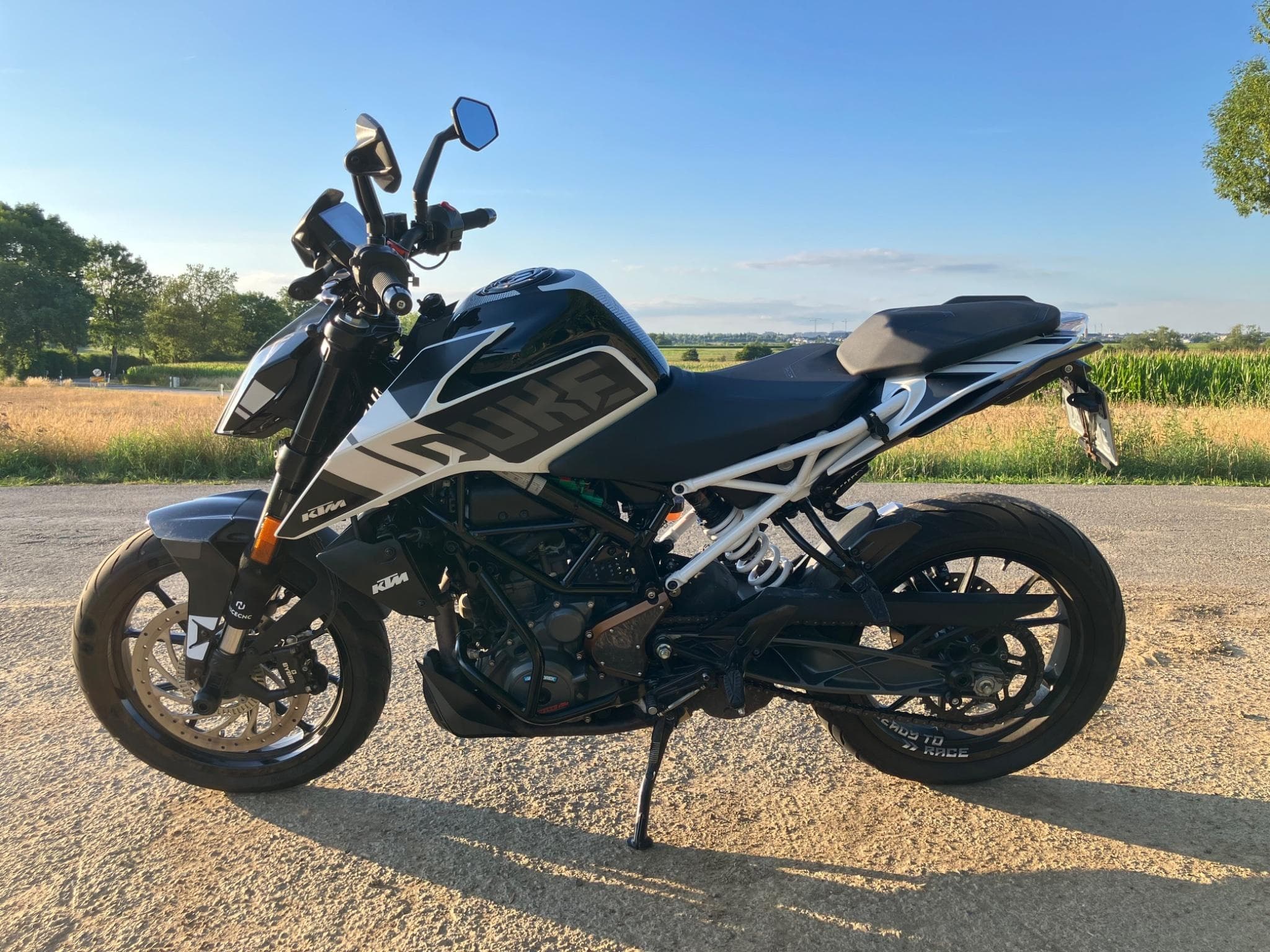 KTM Duke 390 White Edition (2022) - Photo 1