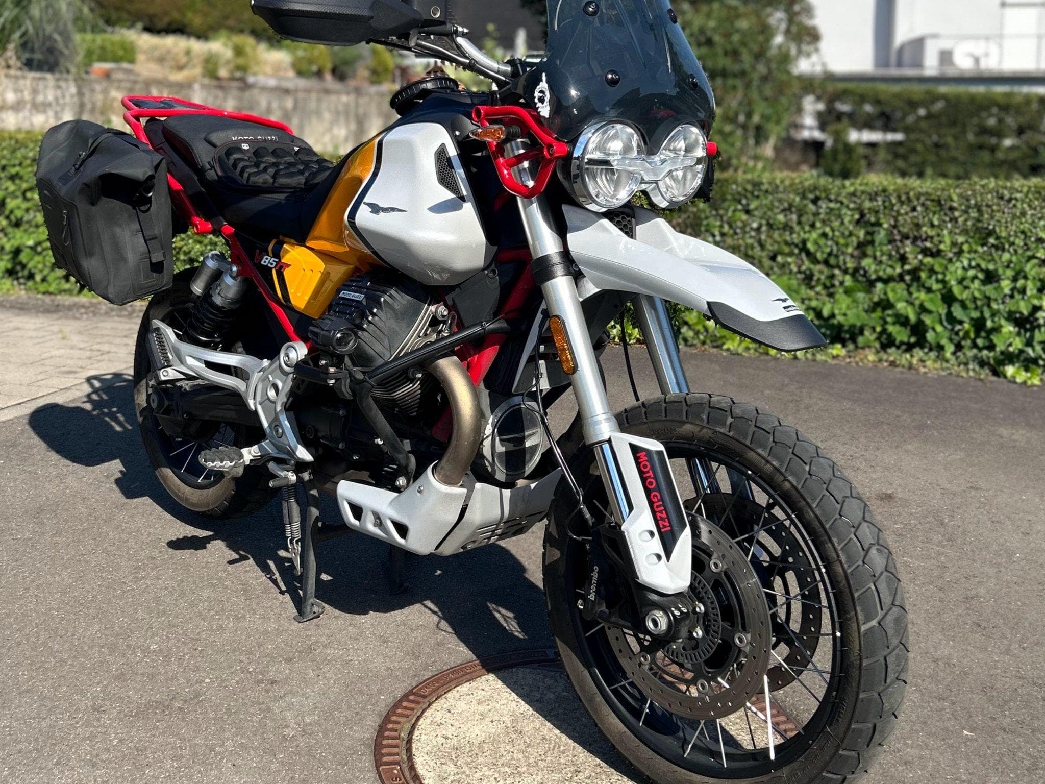 Moto Guzzi V85 TT (2023) - Photo 1