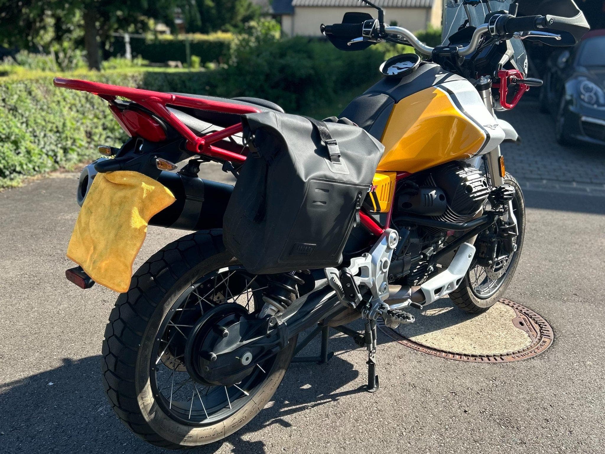 Moto Guzzi V85 TT (2023) - Photo 2