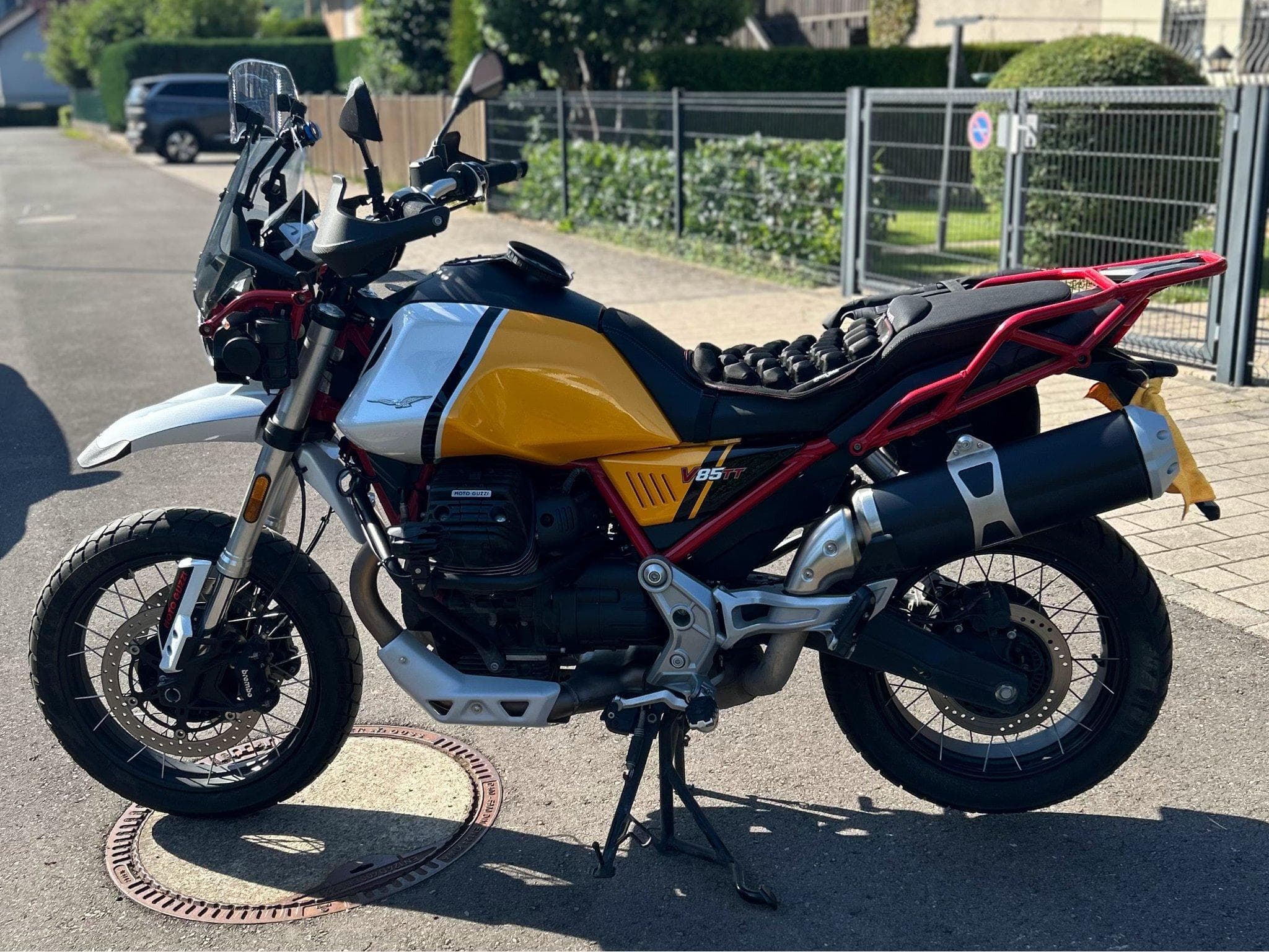 Moto Guzzi V85 TT (2023) - Photo 3