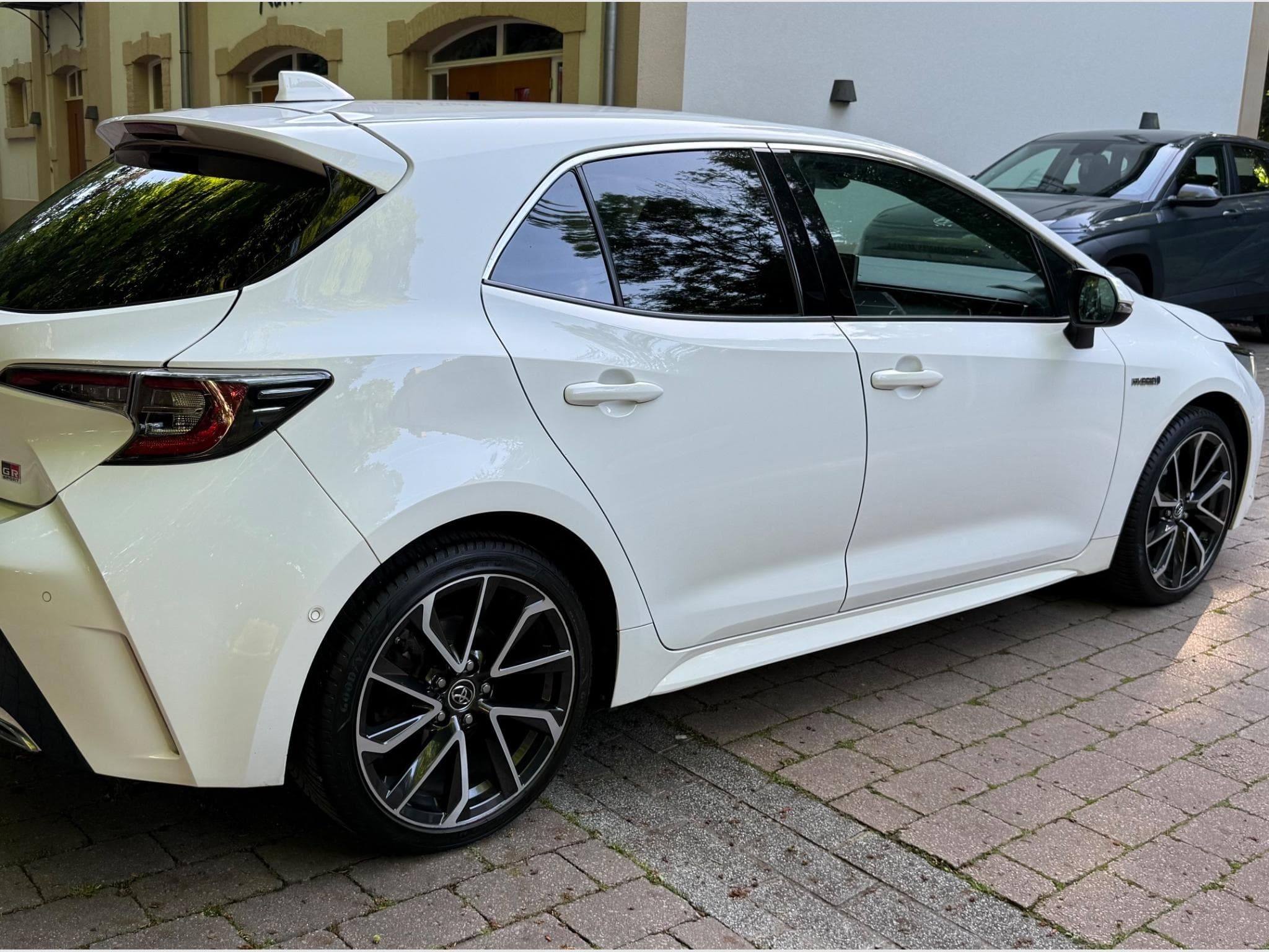 Toyota Corolla Hybrid 192hp Full Extras (2019) - Photo 2