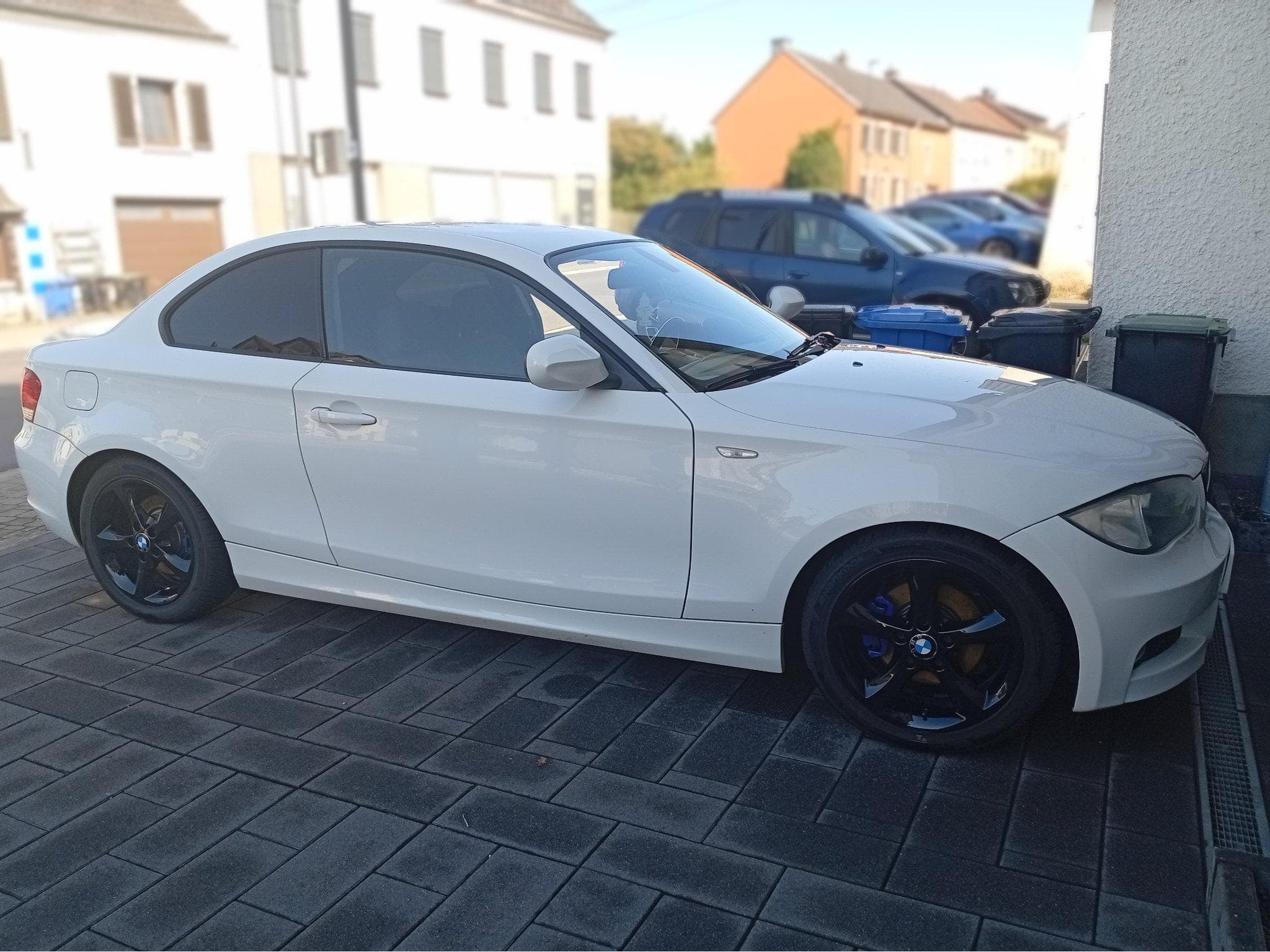 BMW 118 Coupé (2011) - Photo 2