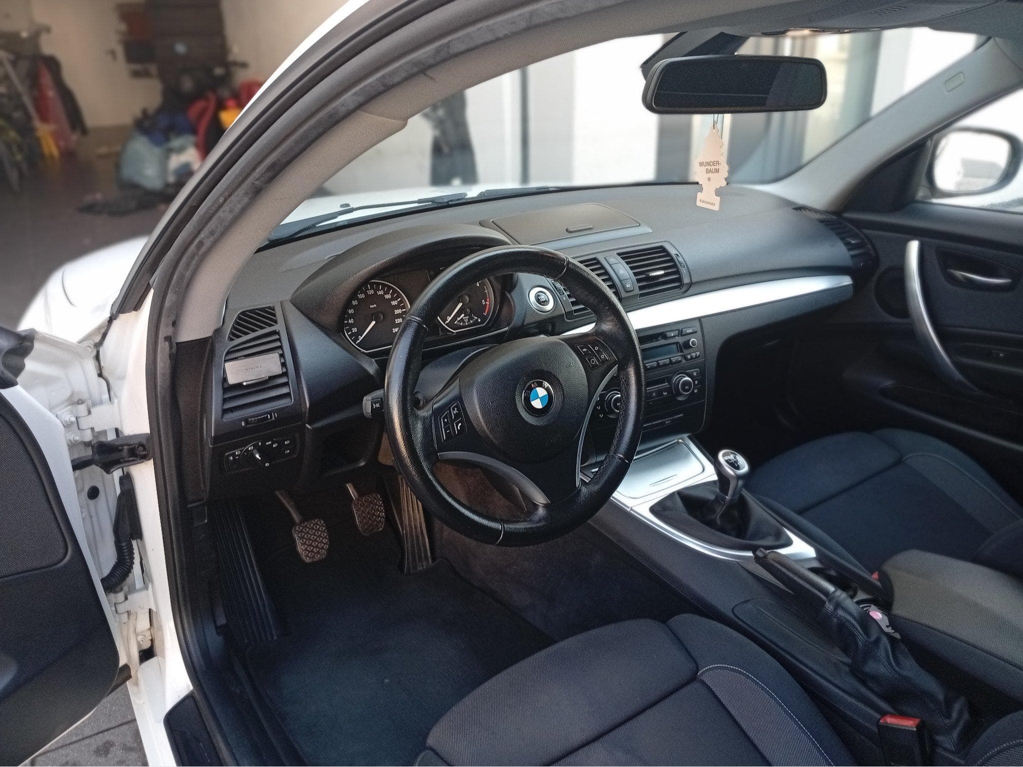 BMW 118 Coupé (2011) - Photo 3
