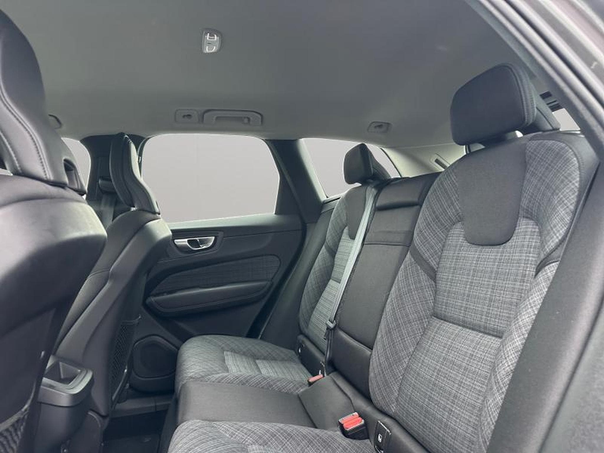 Volvo XC60 B4 Core / Diesel (2023) - Photo 13