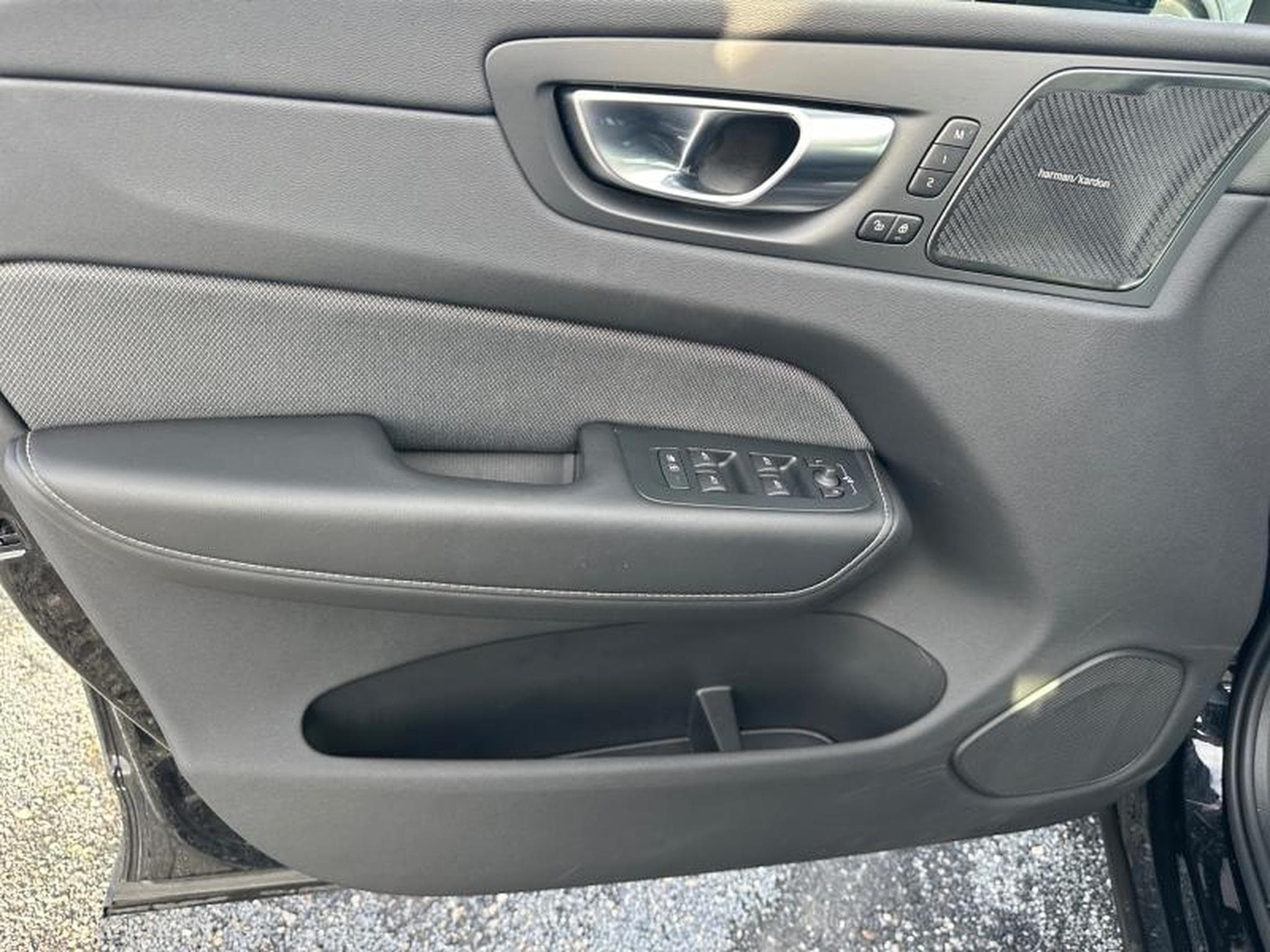 Volvo XC60 B5 Ultra Black Edition / Essence (2025) - Photo 20