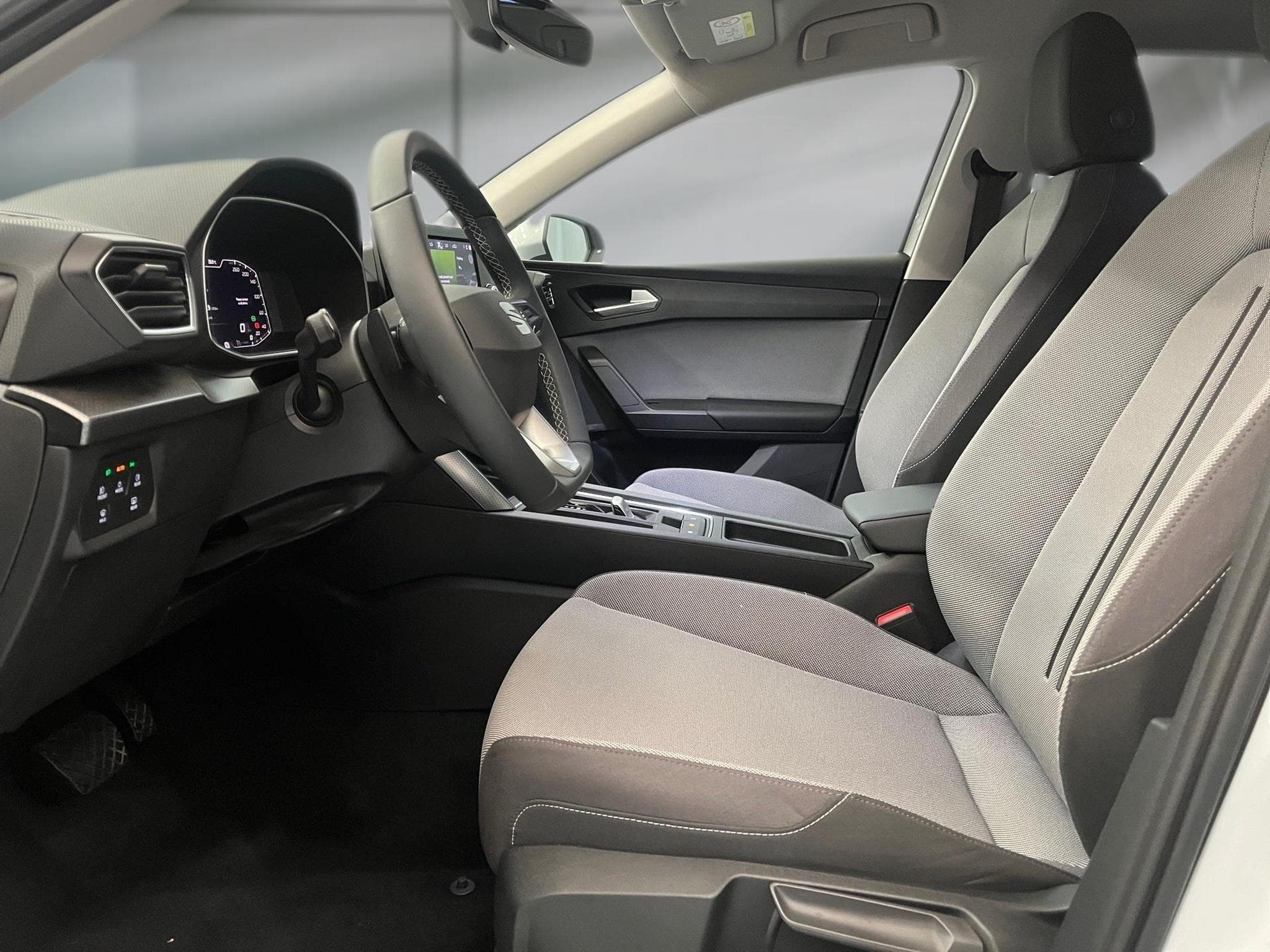 Seat Leon -37% 1.5 eTSI 150cv BVA+MIRRORLINK+RADARS+Opts (2024) - Foto 7