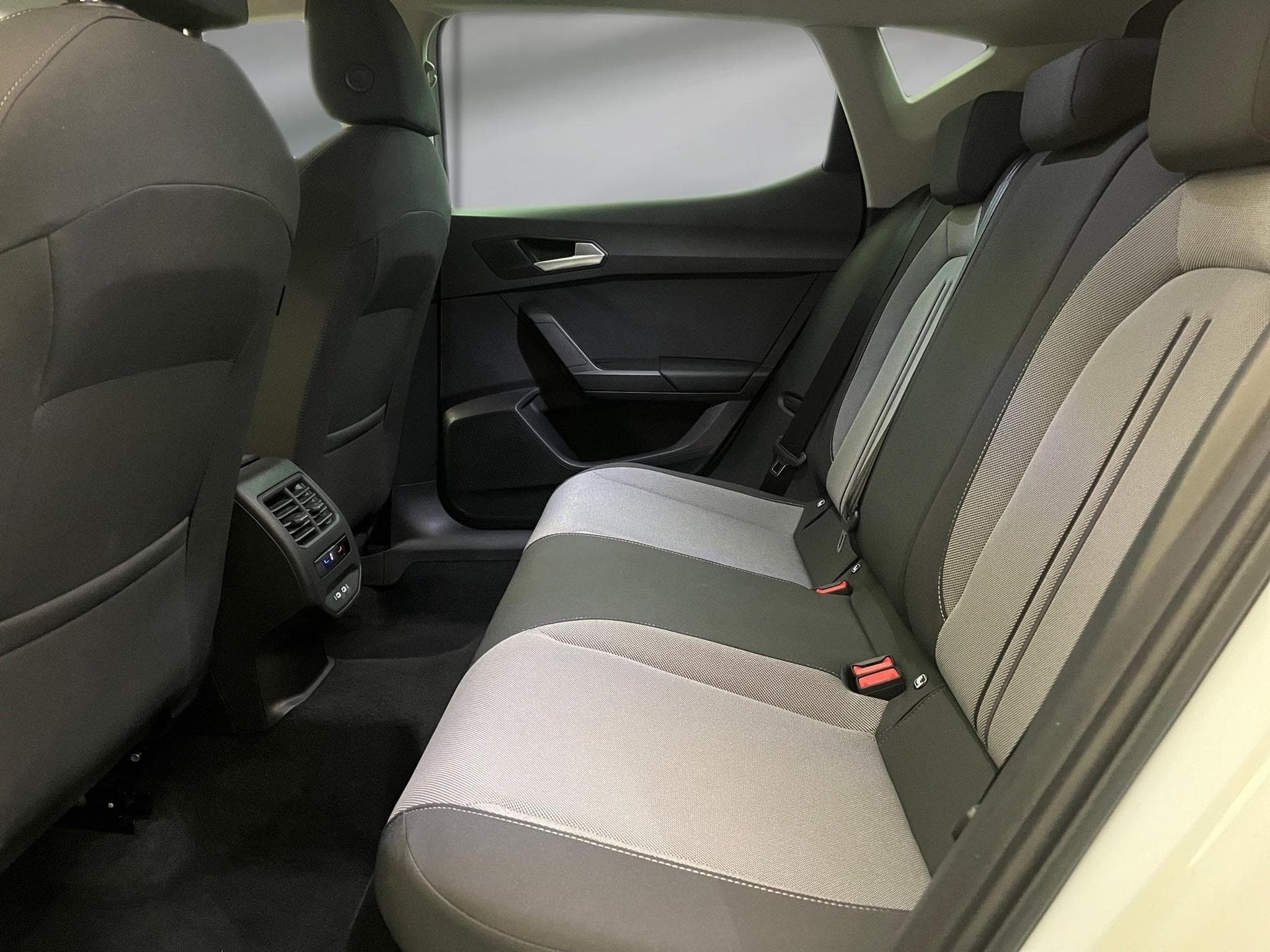 Seat Leon -37% 1.5 eTSI 150cv BVA+MIRRORLINK+RADARS+Opts (2024) - Foto 8