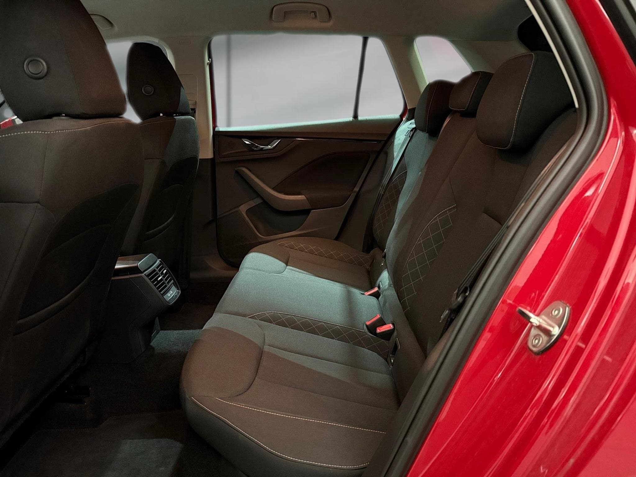 Skoda Kamiq -27% 1.0 TSI 110cv BVA+MIRRORLINK+CAM+LED+Opts (2024) - Foto 8