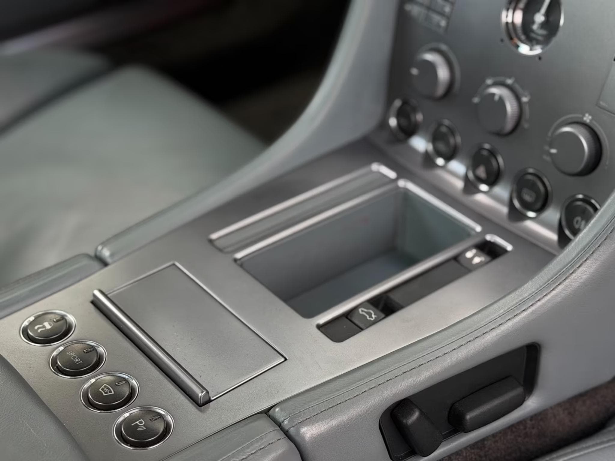 Aston-Martin DB9 5.9 Touchtronic V 12 (2005) - Foto 12