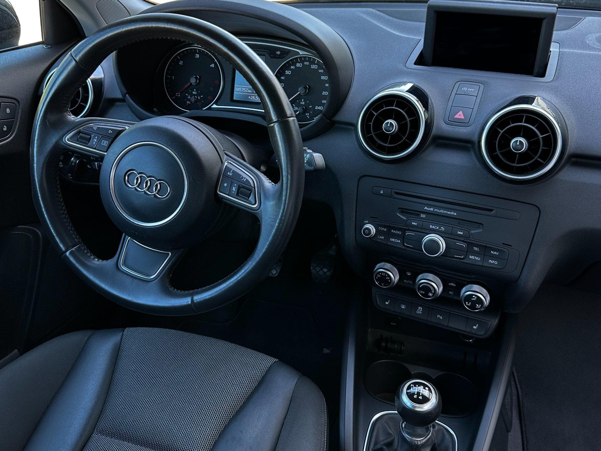 Audi A1 Ambiante (2011) - Photo 3