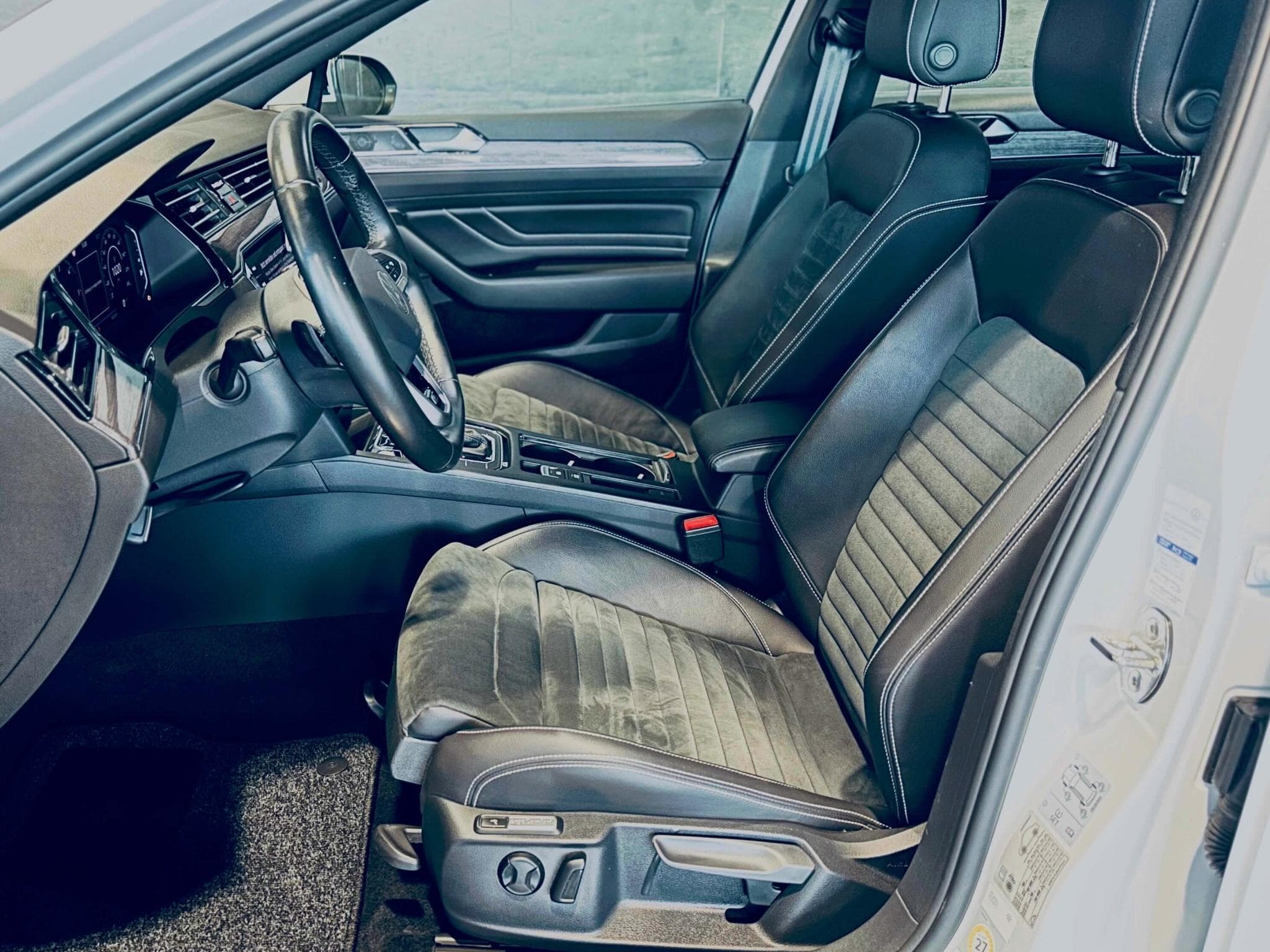 VW Passat PASSAT VARIANT ELEGANCE R-LINE TDI DSG (2023) - Foto 6