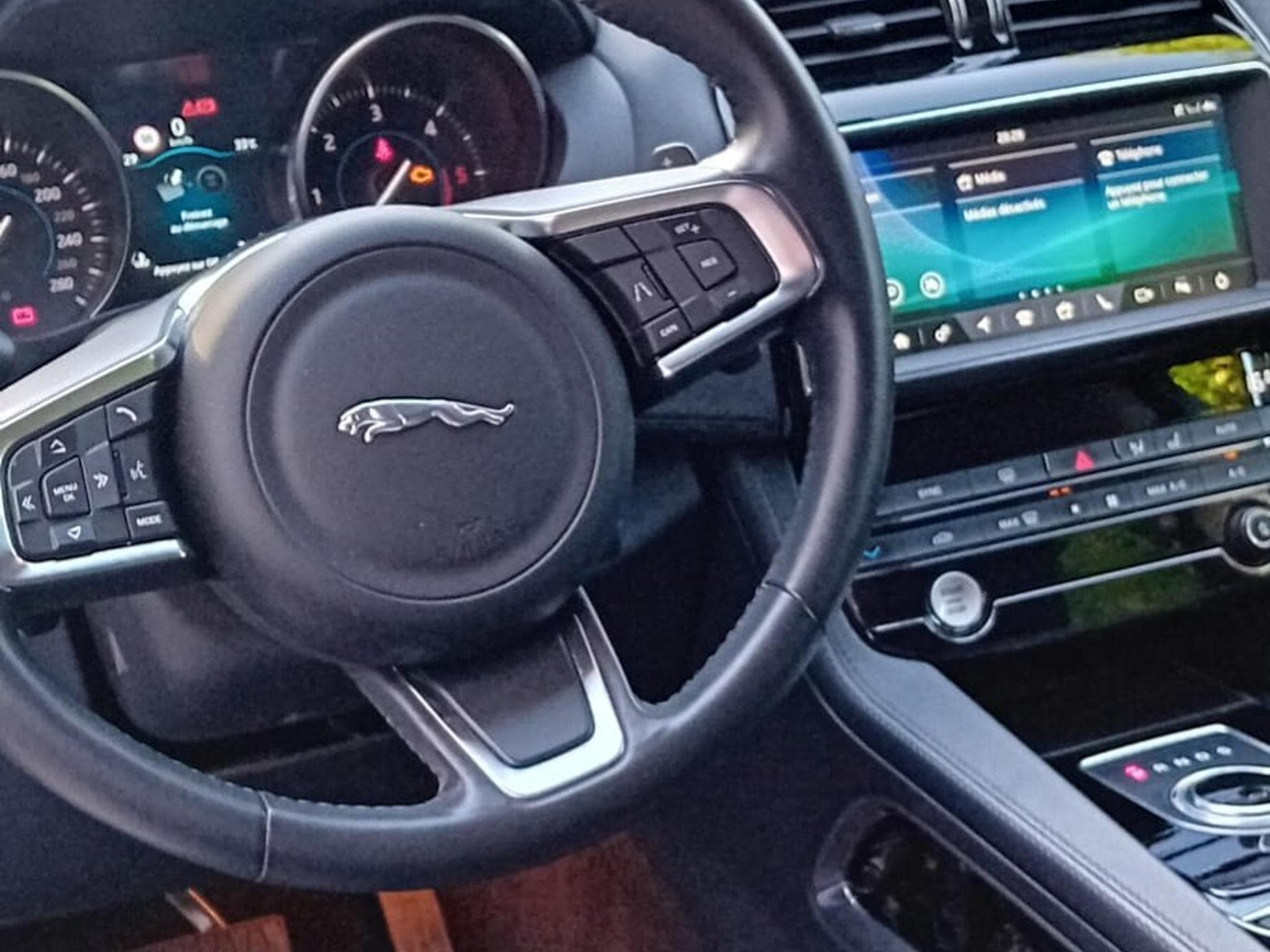 Jaguar F-Pace Prestige 2.0d 180 AWD Auto (2020) - Photo 3