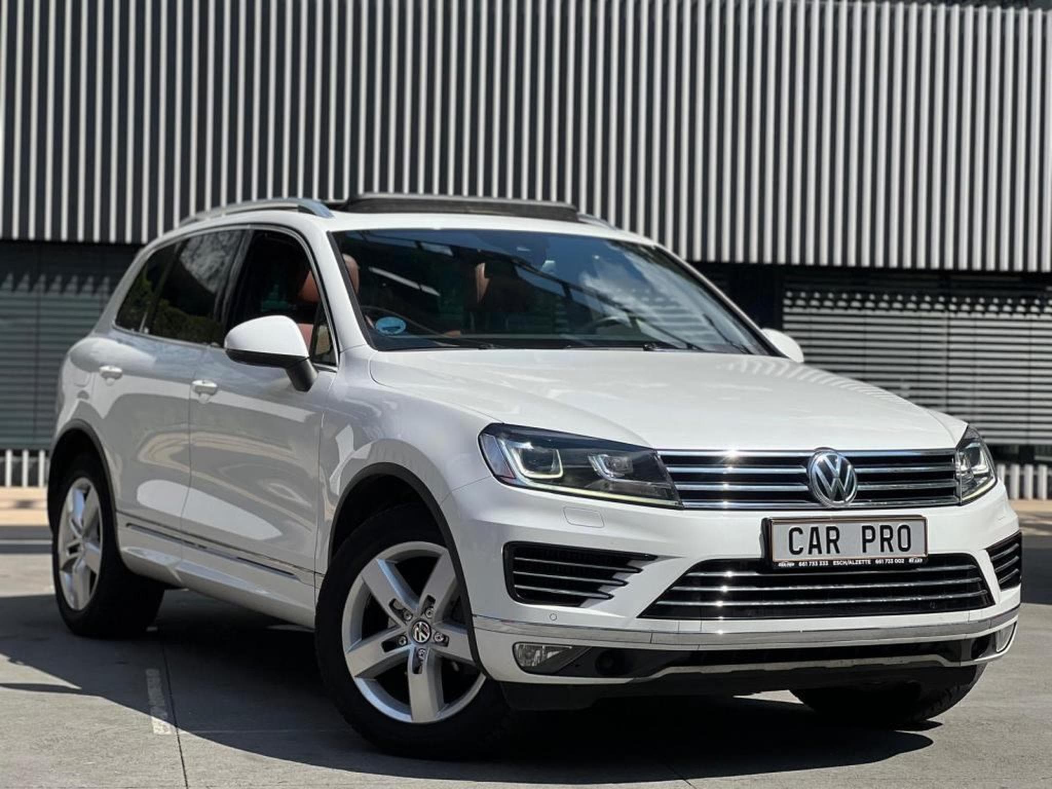 VW Touareg AUTOMATIQUE / 3.0 DIESEL / ATTACHE REMORQUE / PANORAMIQUE / (2015) - Photo 2
