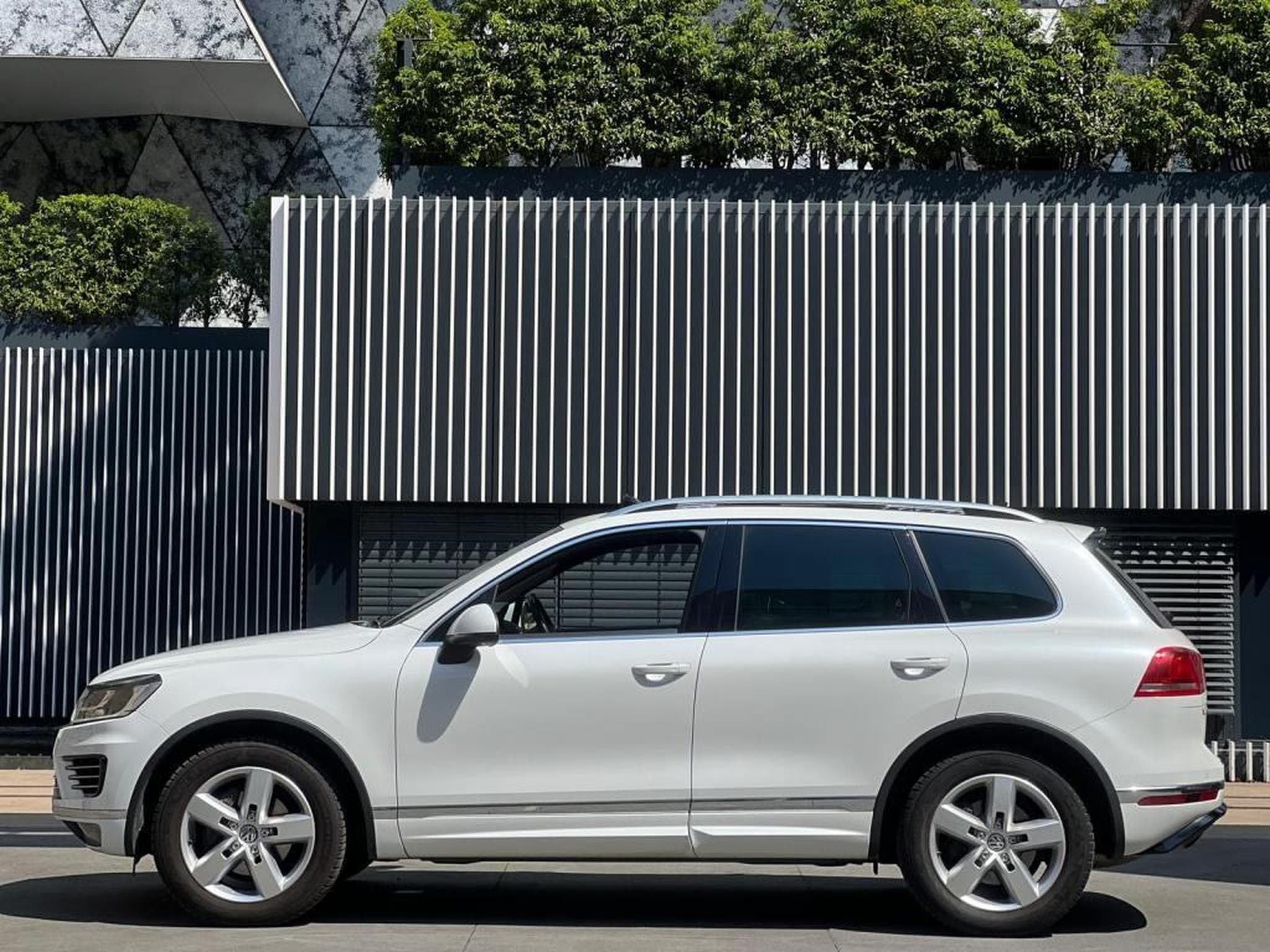 VW Touareg AUTOMATIQUE / 3.0 DIESEL / ATTACHE REMORQUE / PANORAMIQUE / (2015) - Photo 7