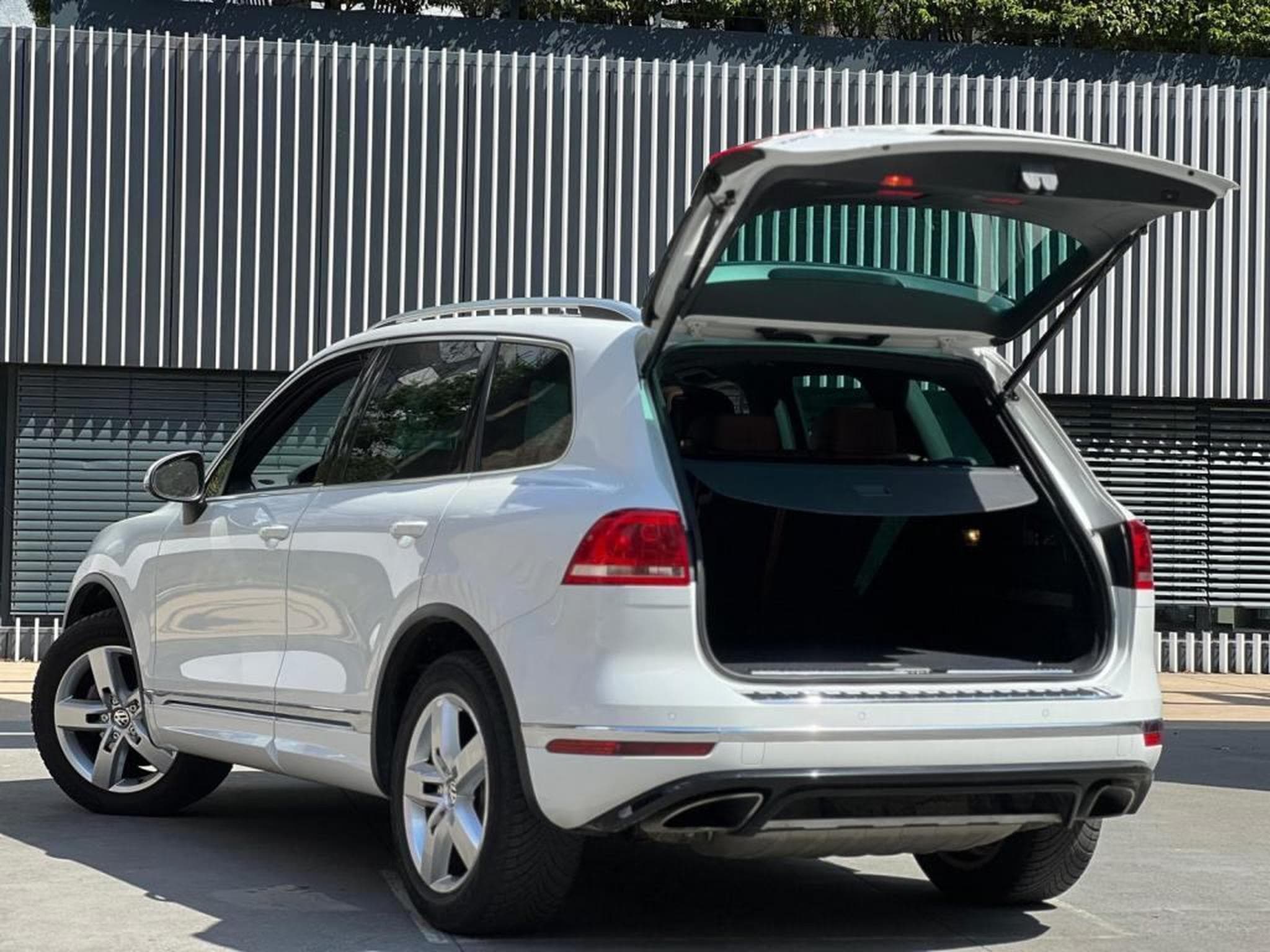 VW Touareg AUTOMATIQUE / 3.0 DIESEL / ATTACHE REMORQUE / PANORAMIQUE / (2015) - Photo 8