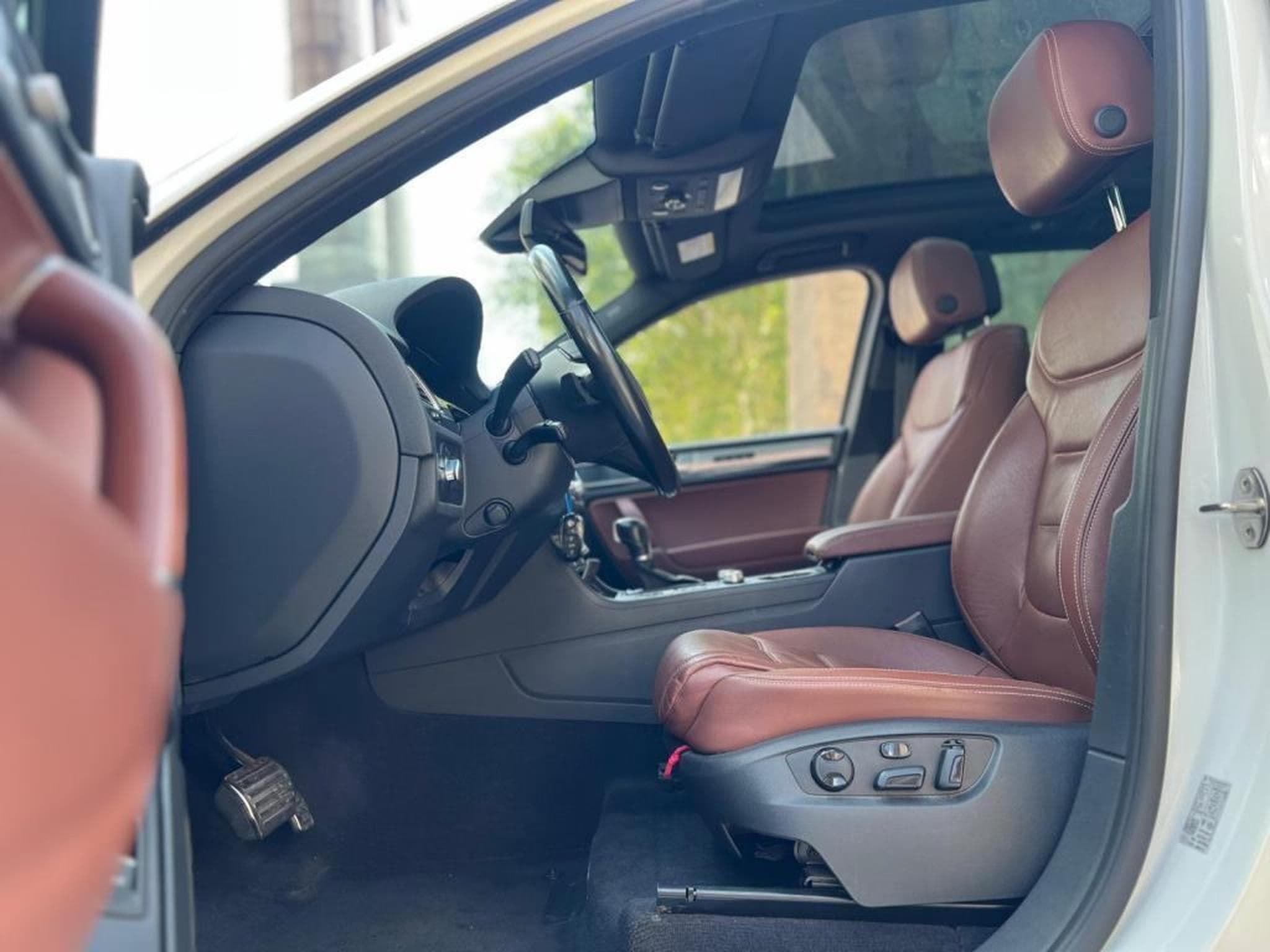 VW Touareg AUTOMATIQUE / 3.0 DIESEL / ATTACHE REMORQUE / PANORAMIQUE / (2015) - Photo 14