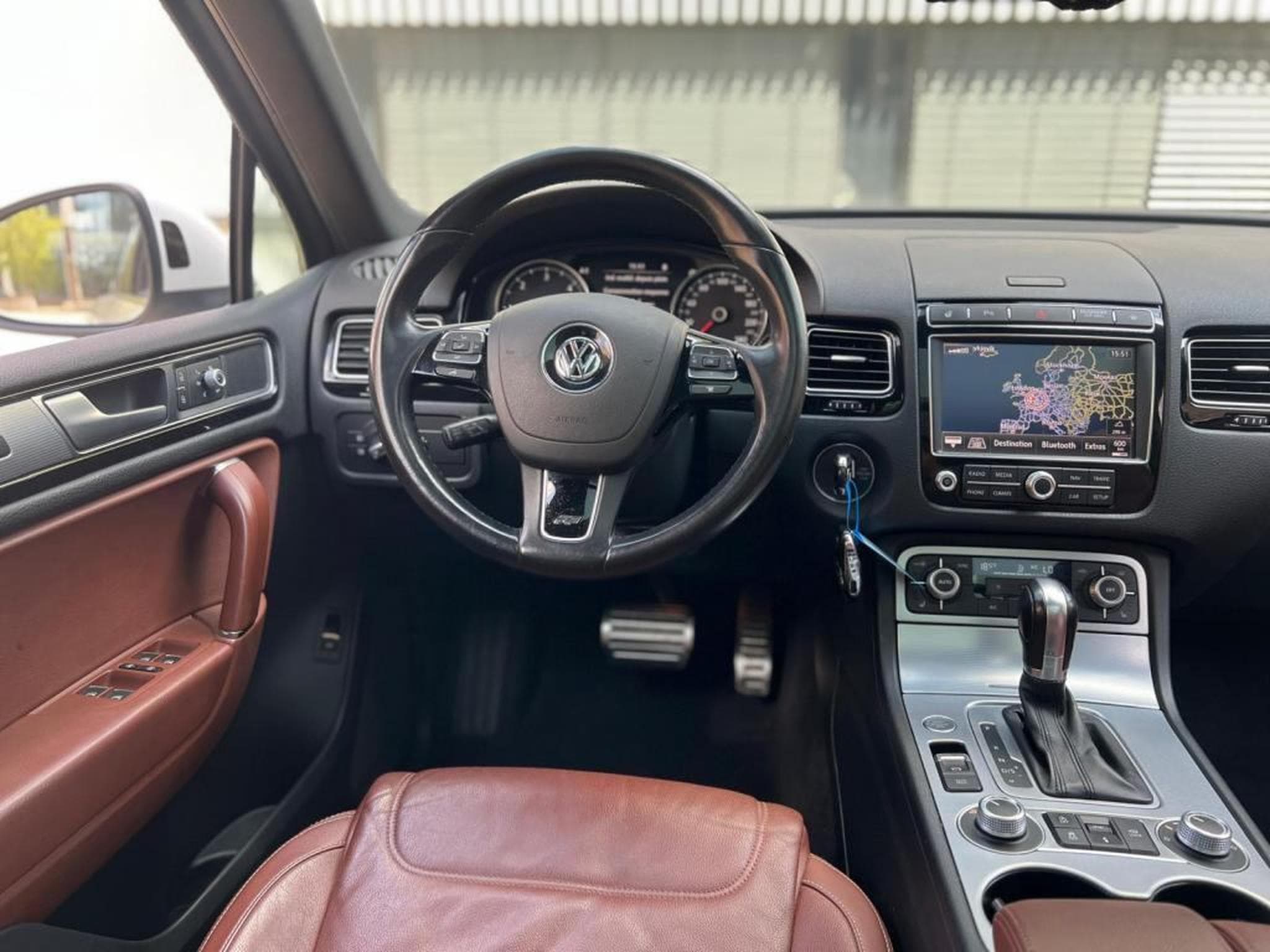 VW Touareg AUTOMATIQUE / 3.0 DIESEL / ATTACHE REMORQUE / PANORAMIQUE / (2015) - Photo 13