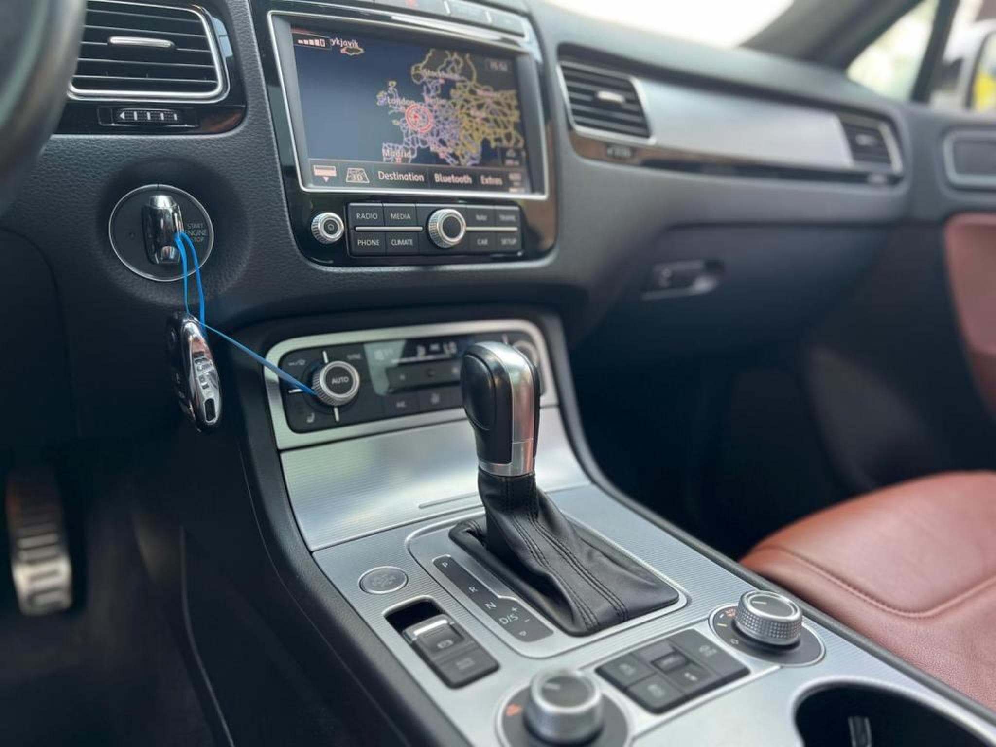 VW Touareg AUTOMATIQUE / 3.0 DIESEL / ATTACHE REMORQUE / PANORAMIQUE / (2015) - Photo 18