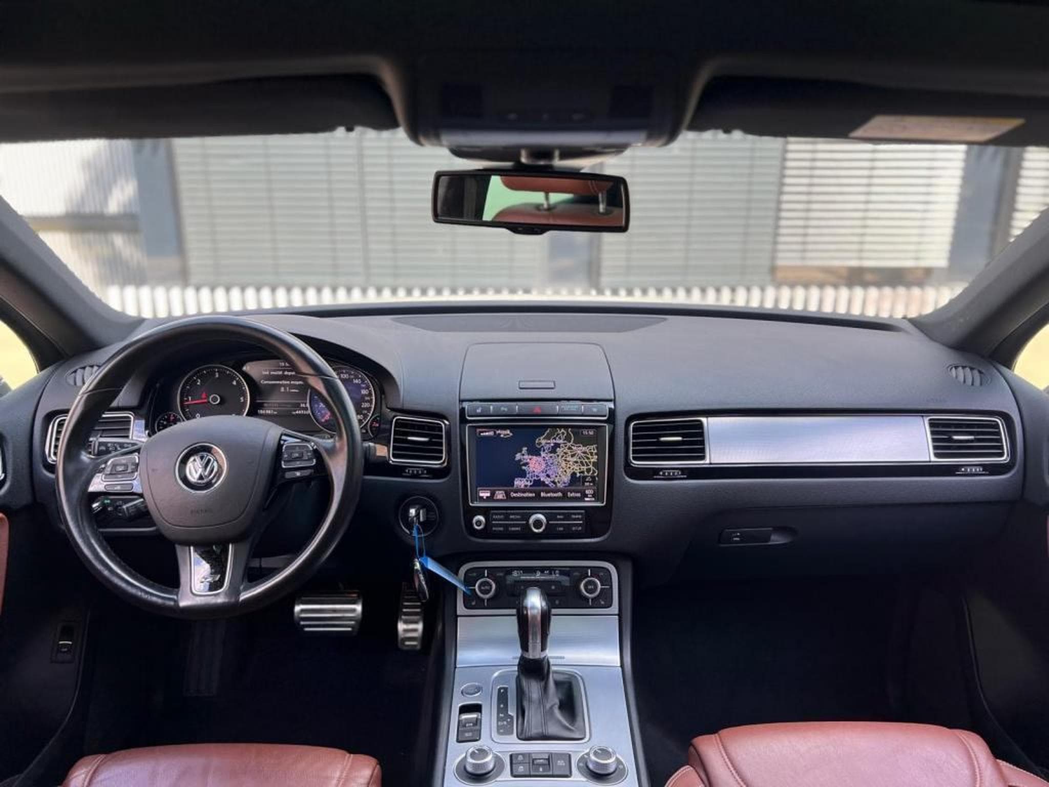 VW Touareg AUTOMATIQUE / 3.0 DIESEL / ATTACHE REMORQUE / PANORAMIQUE / (2015) - Photo 10
