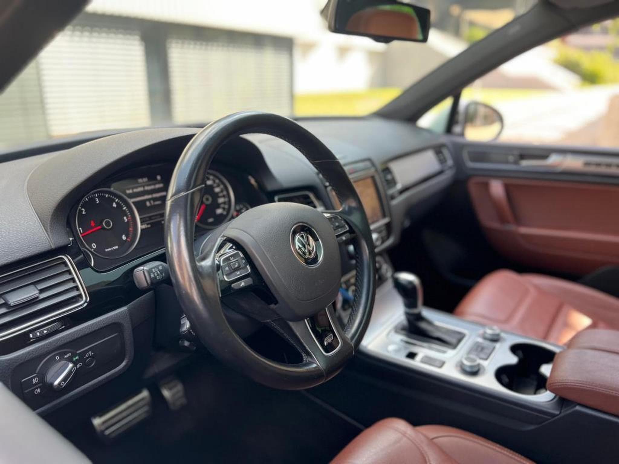VW Touareg AUTOMATIQUE / 3.0 DIESEL / ATTACHE REMORQUE / PANORAMIQUE / (2015) - Photo 11