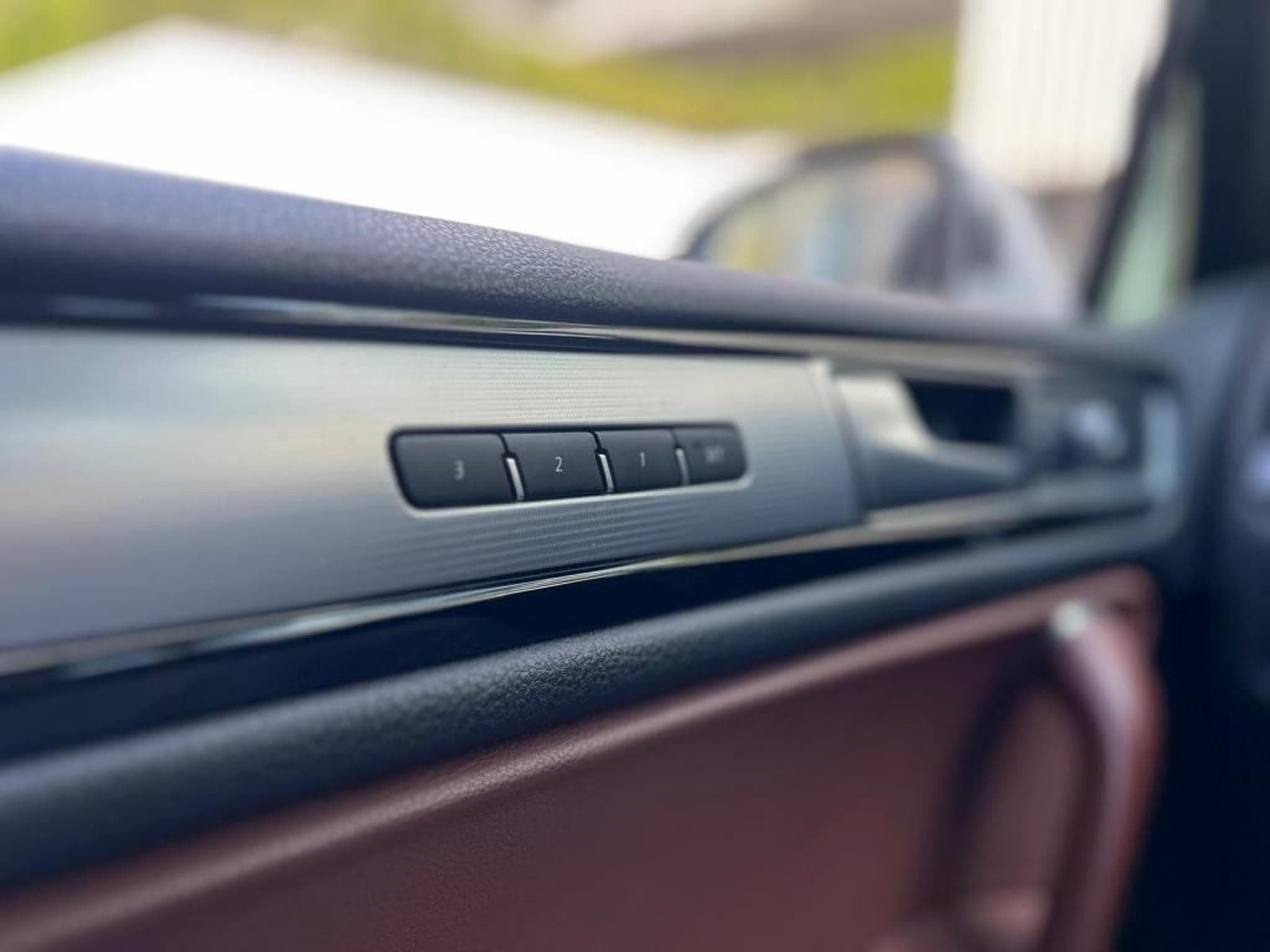 VW Touareg AUTOMATIQUE / 3.0 DIESEL / ATTACHE REMORQUE / PANORAMIQUE / (2015) - Photo 17