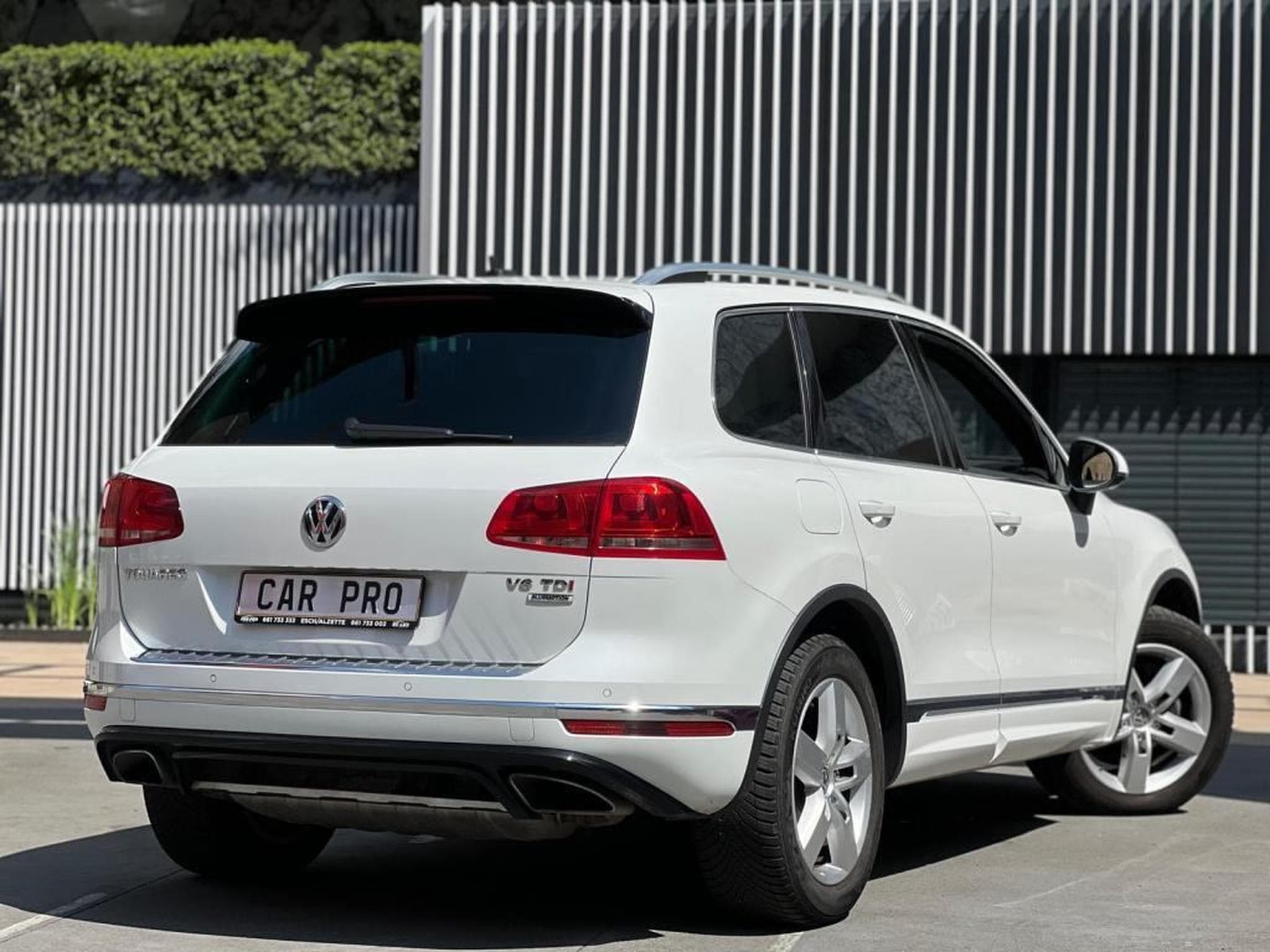 VW Touareg AUTOMATIQUE / 3.0 DIESEL / ATTACHE REMORQUE / PANORAMIQUE / (2015) - Photo 3