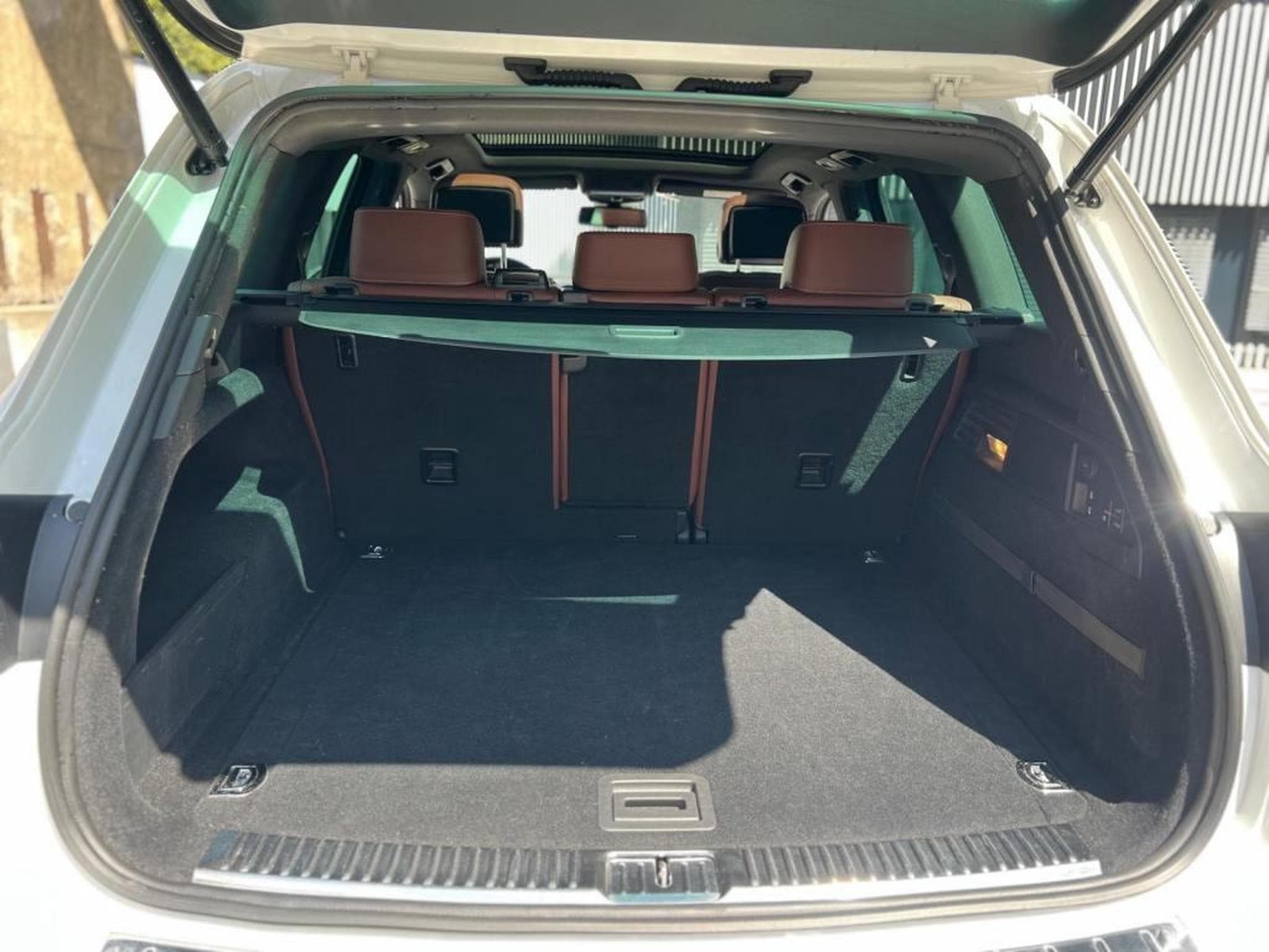 VW Touareg AUTOMATIQUE / 3.0 DIESEL / ATTACHE REMORQUE / PANORAMIQUE / (2015) - Photo 9