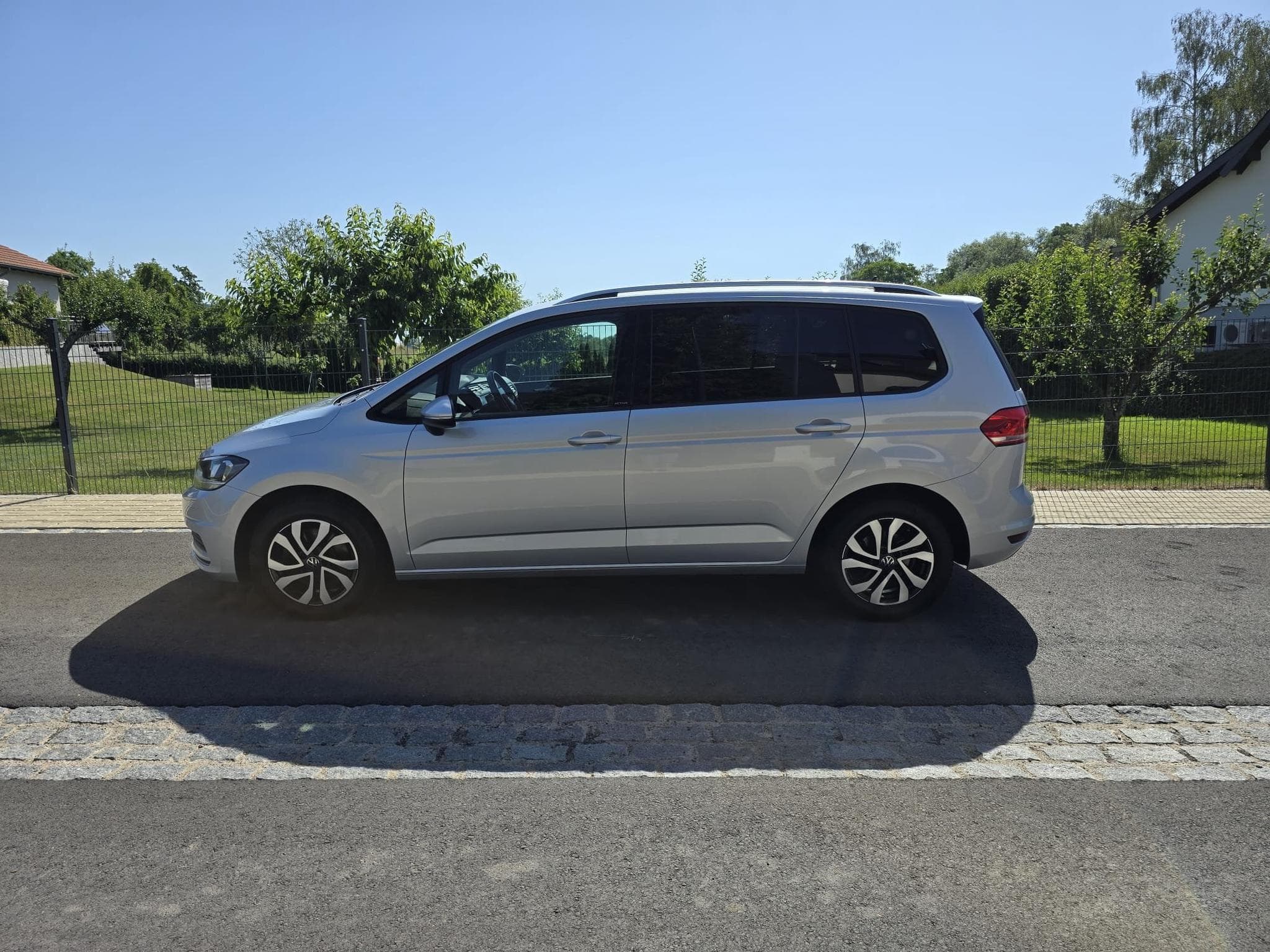 VW Touran (2022) - Photo 2