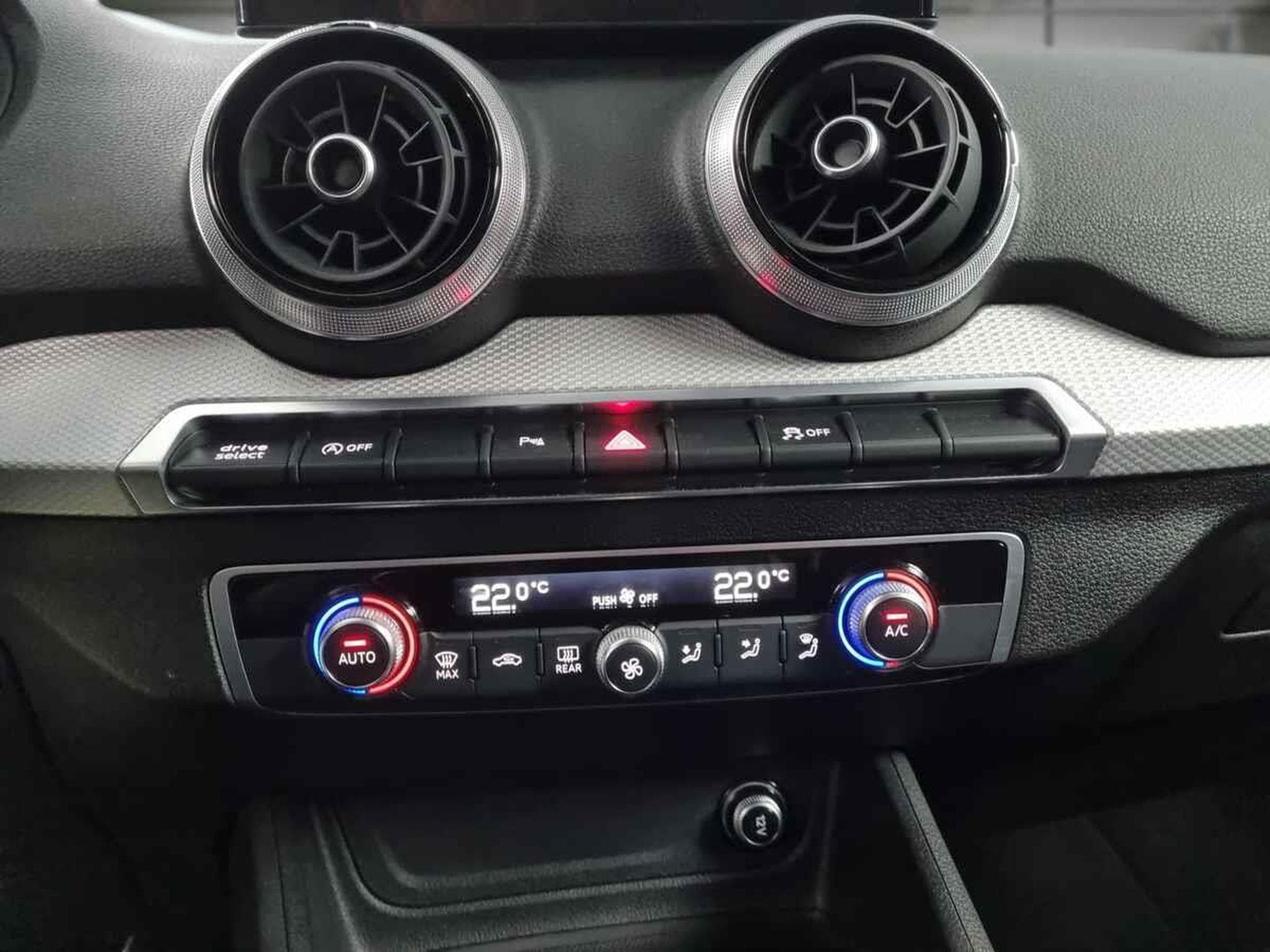 Audi Q2 -29% 30 TDI 116cv S-Line +GPS+CAM+LED+Options (2025) - Photo 12