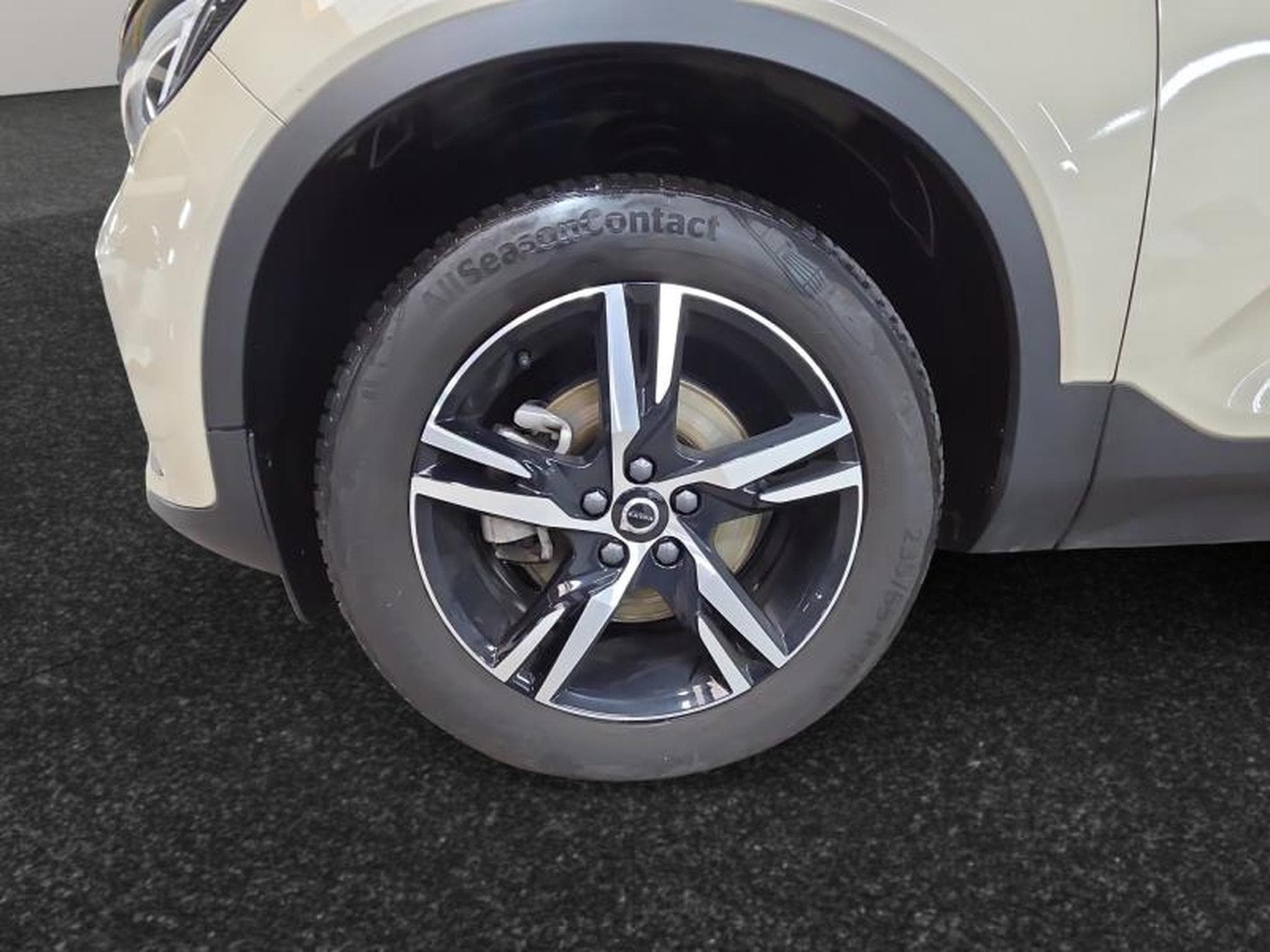 Volvo XC40 B3 Plus Dark / Essence (2025) - Photo 14