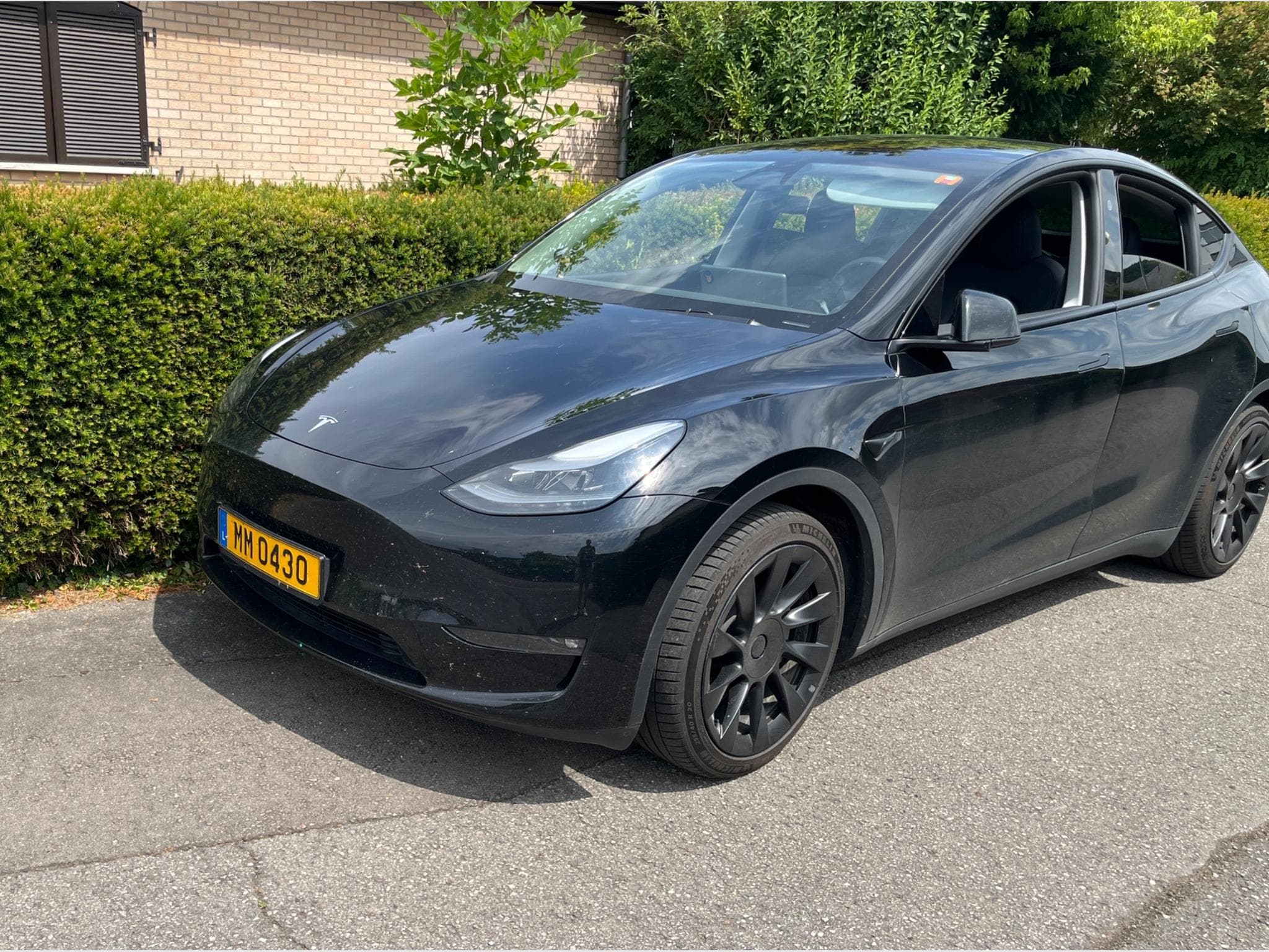 Tesla Model Y AWD LONG RANGE (2025) - Photo 1