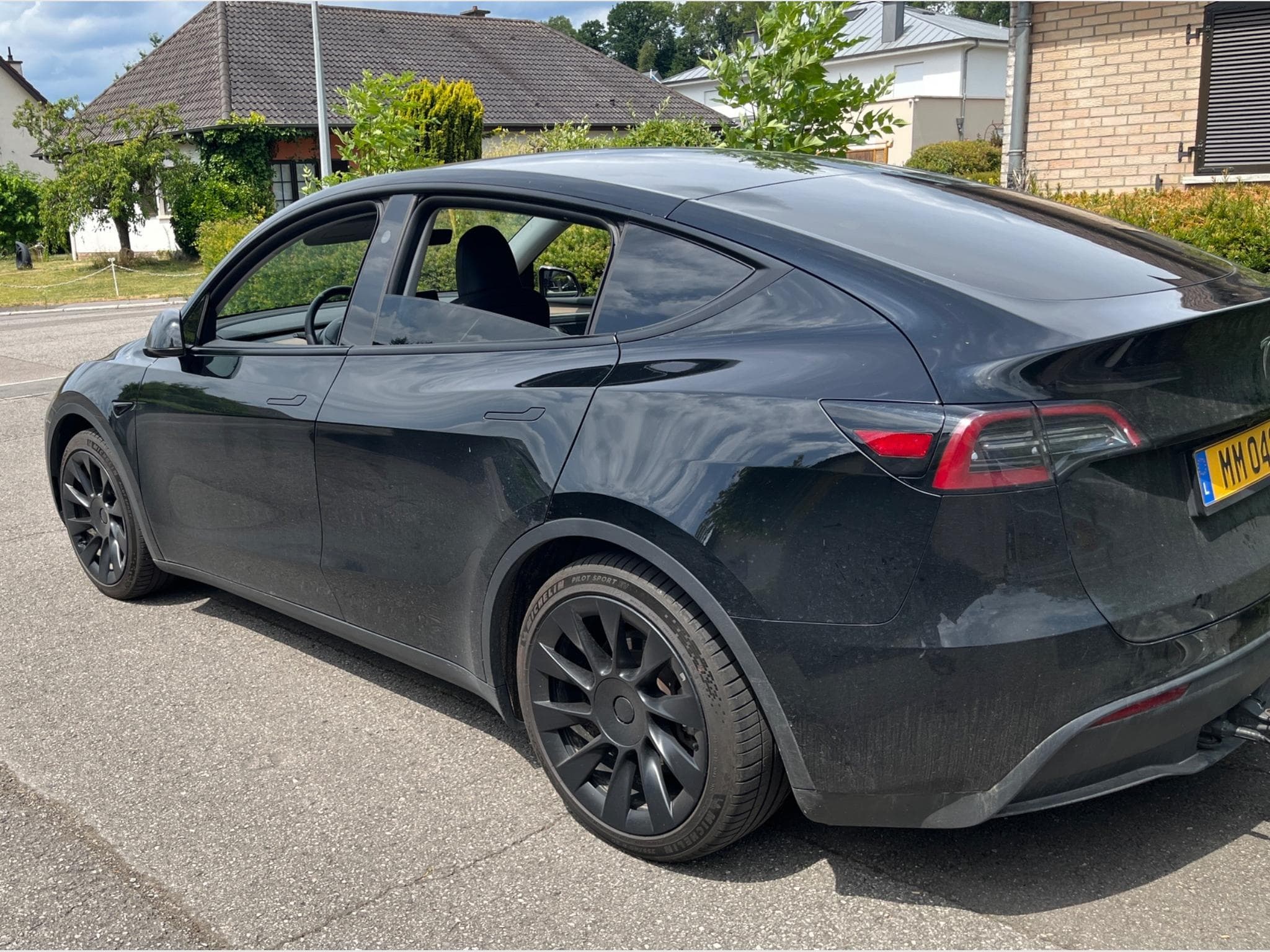 Tesla Model Y AWD LONG RANGE (2025) - Photo 2