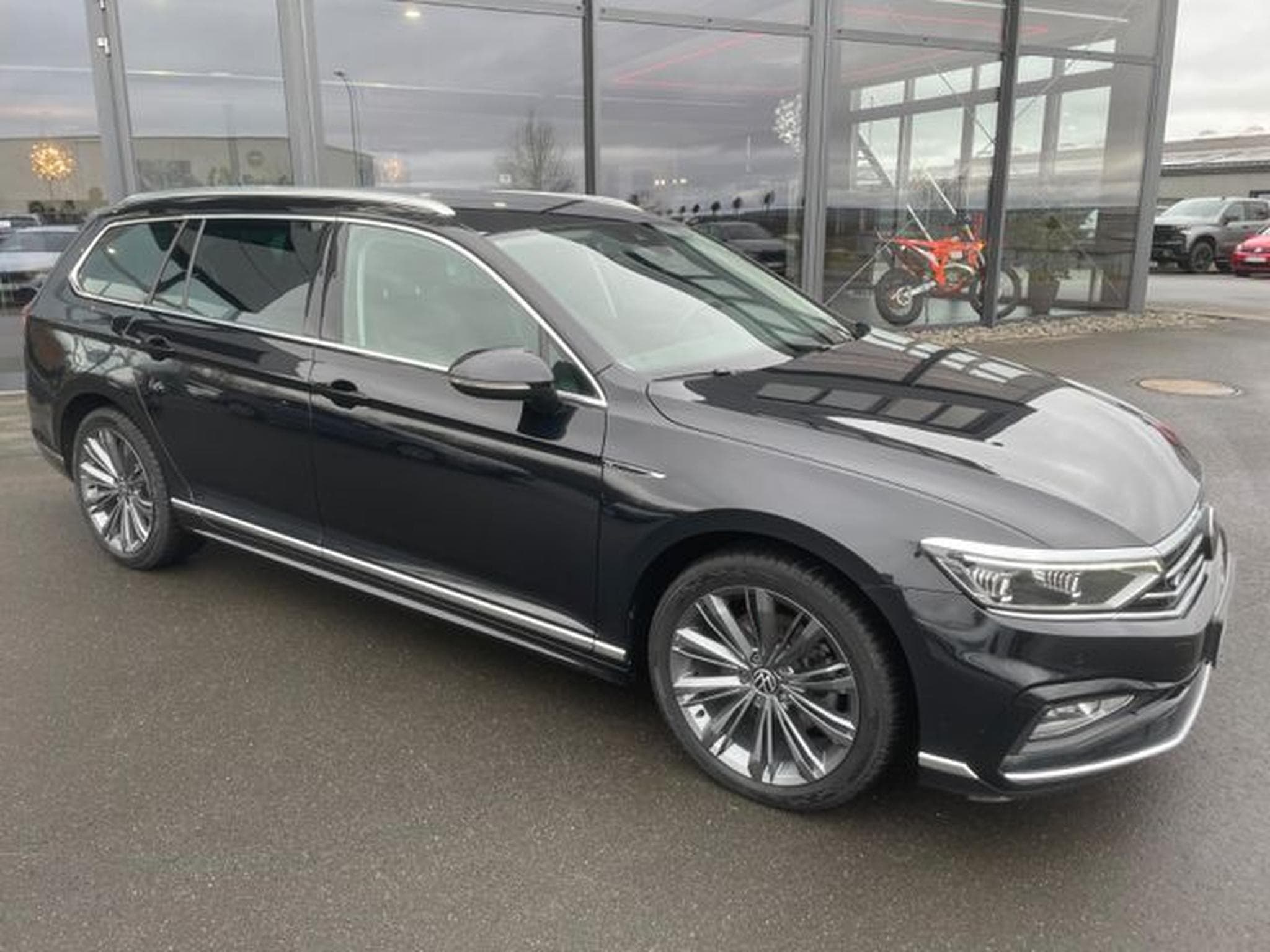VW Passat Passat 2,0TDi Variant R-Line 4x4 Standhz AHK (2022) - Foto 3