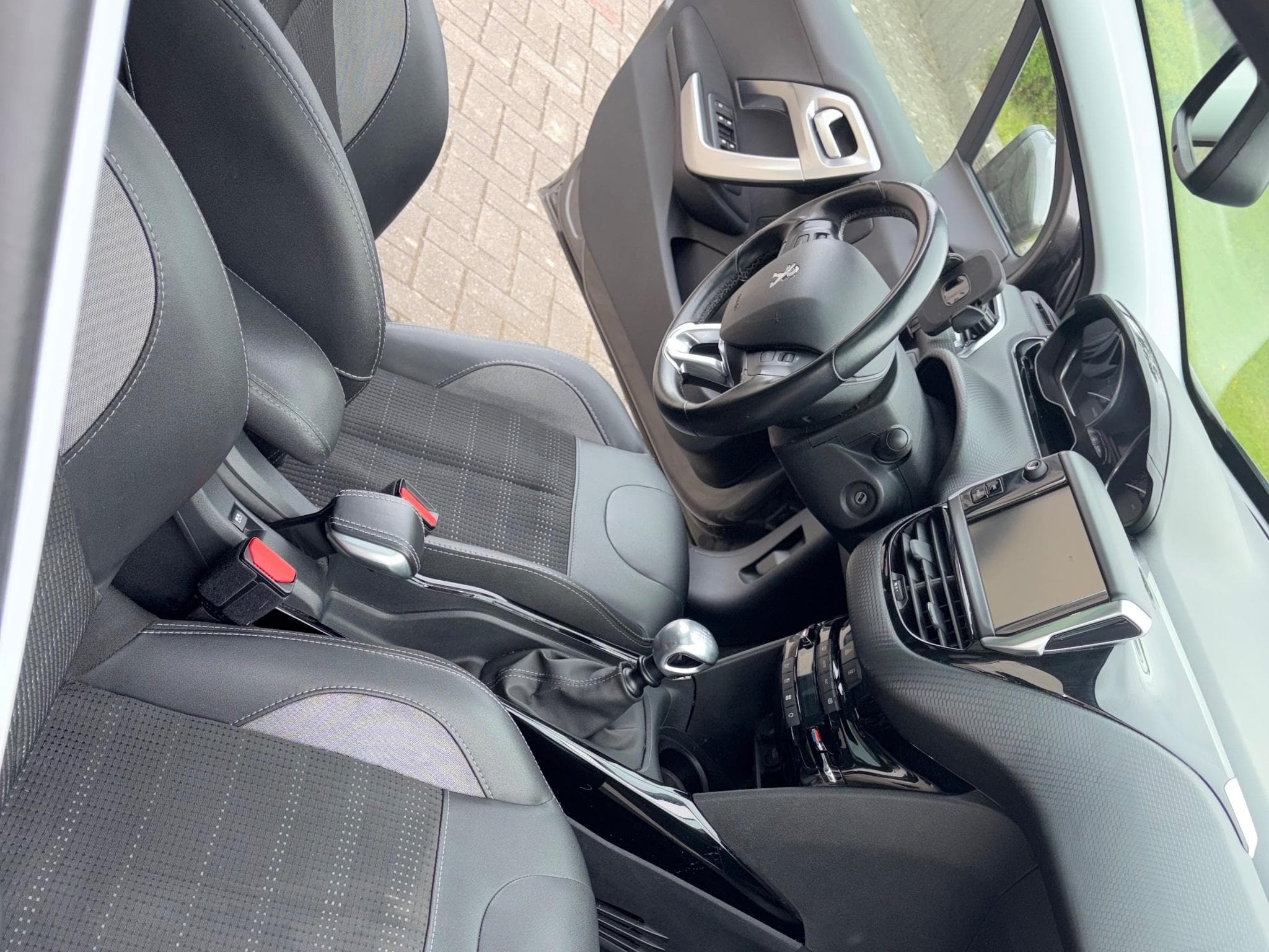 Peugeot 2008 (2019) - Photo 9