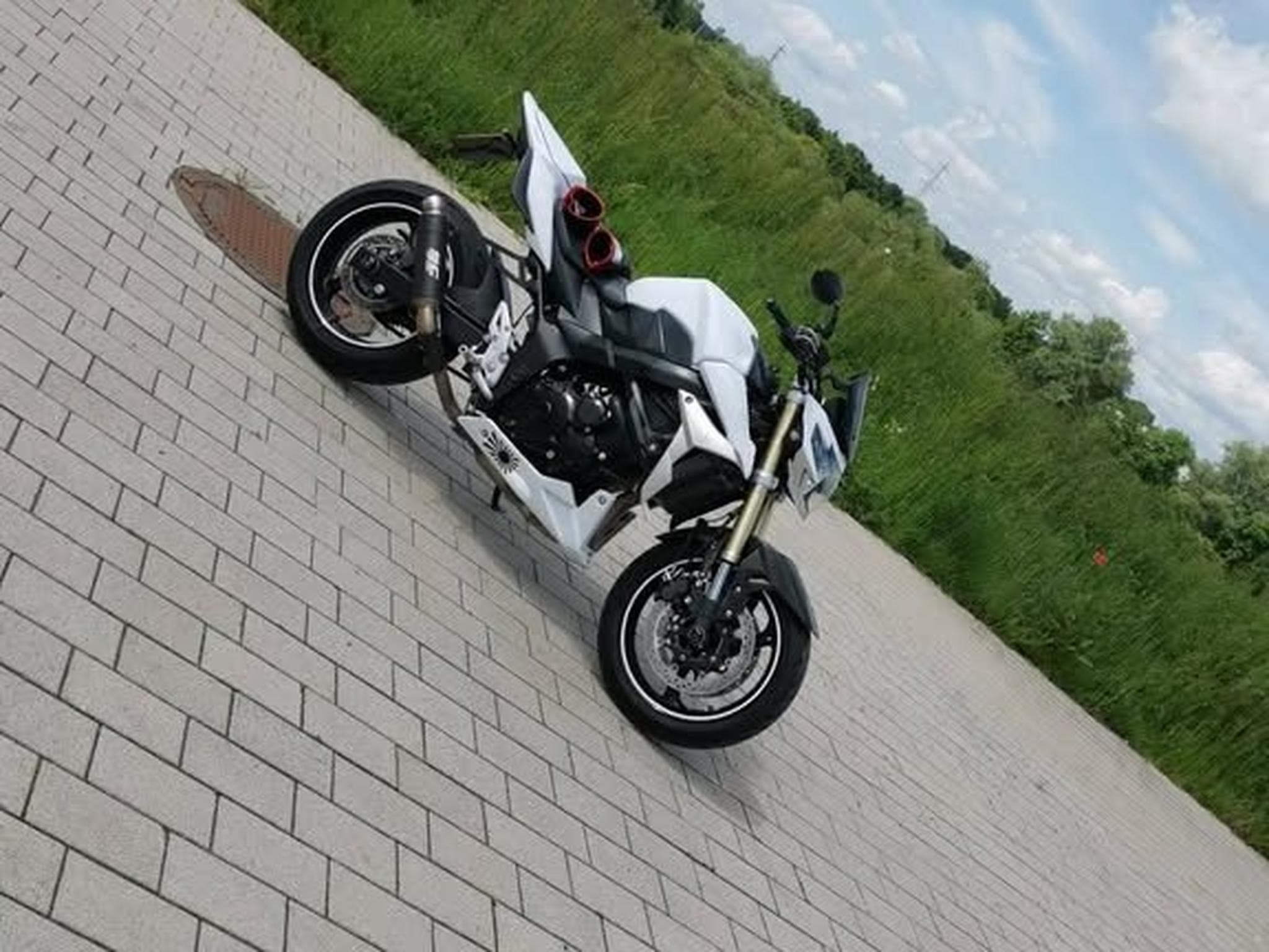 Suzuki GSR 750A (2013) - Photo 2