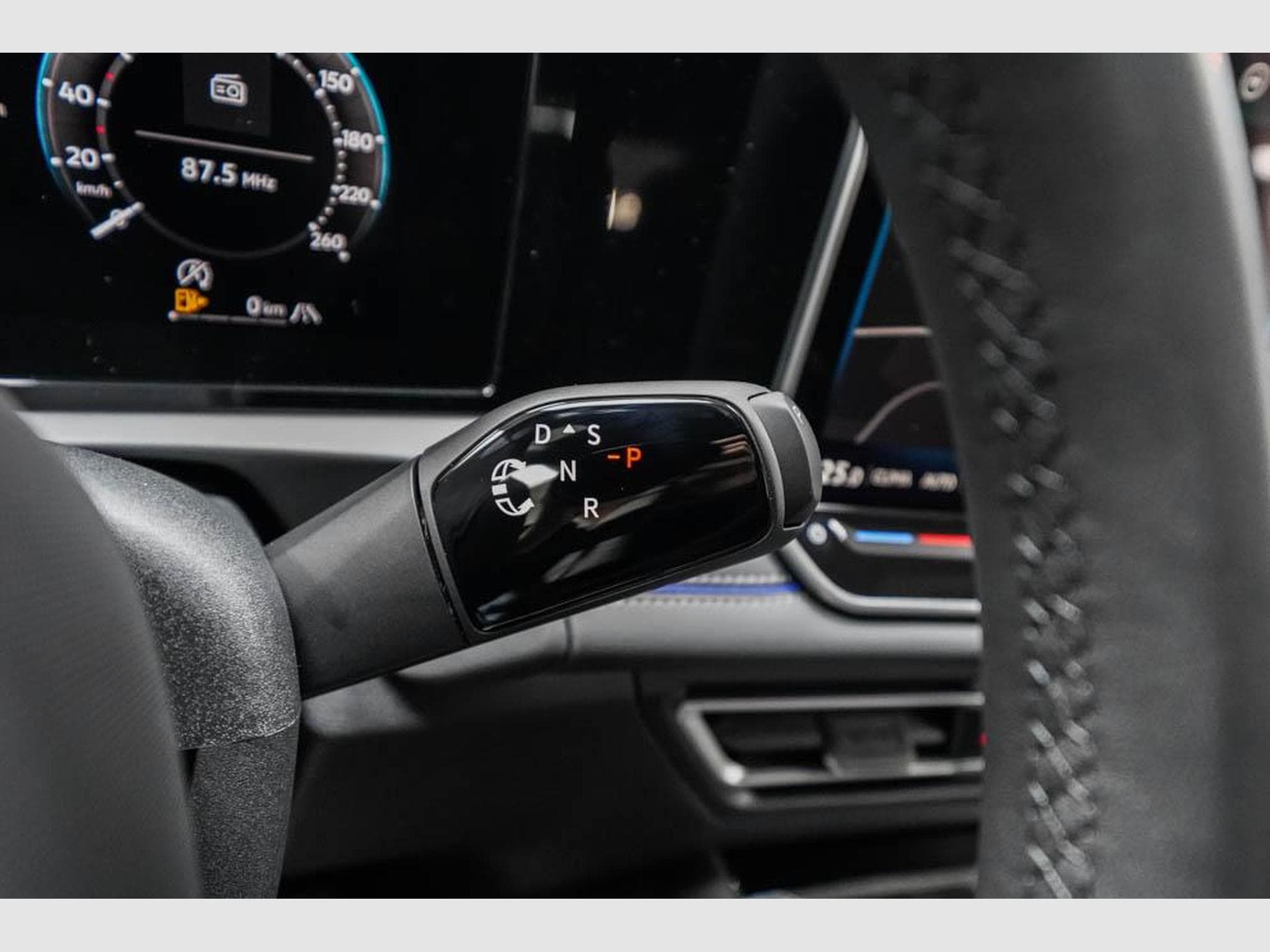 VW Tiguan 2,0 TSI DSG (2025) - Photo 11