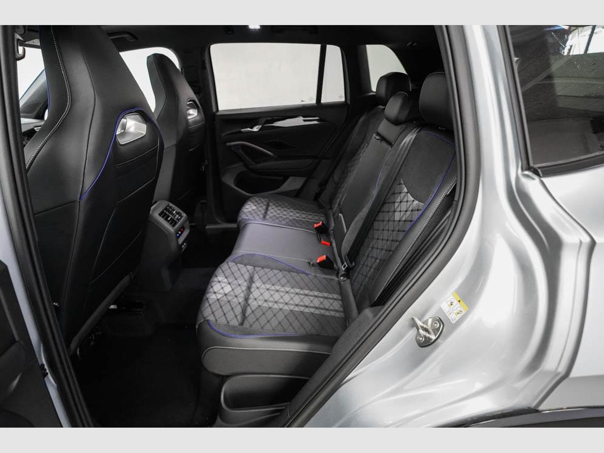 VW Tiguan 2,0 TSI DSG (2025) - Photo 17