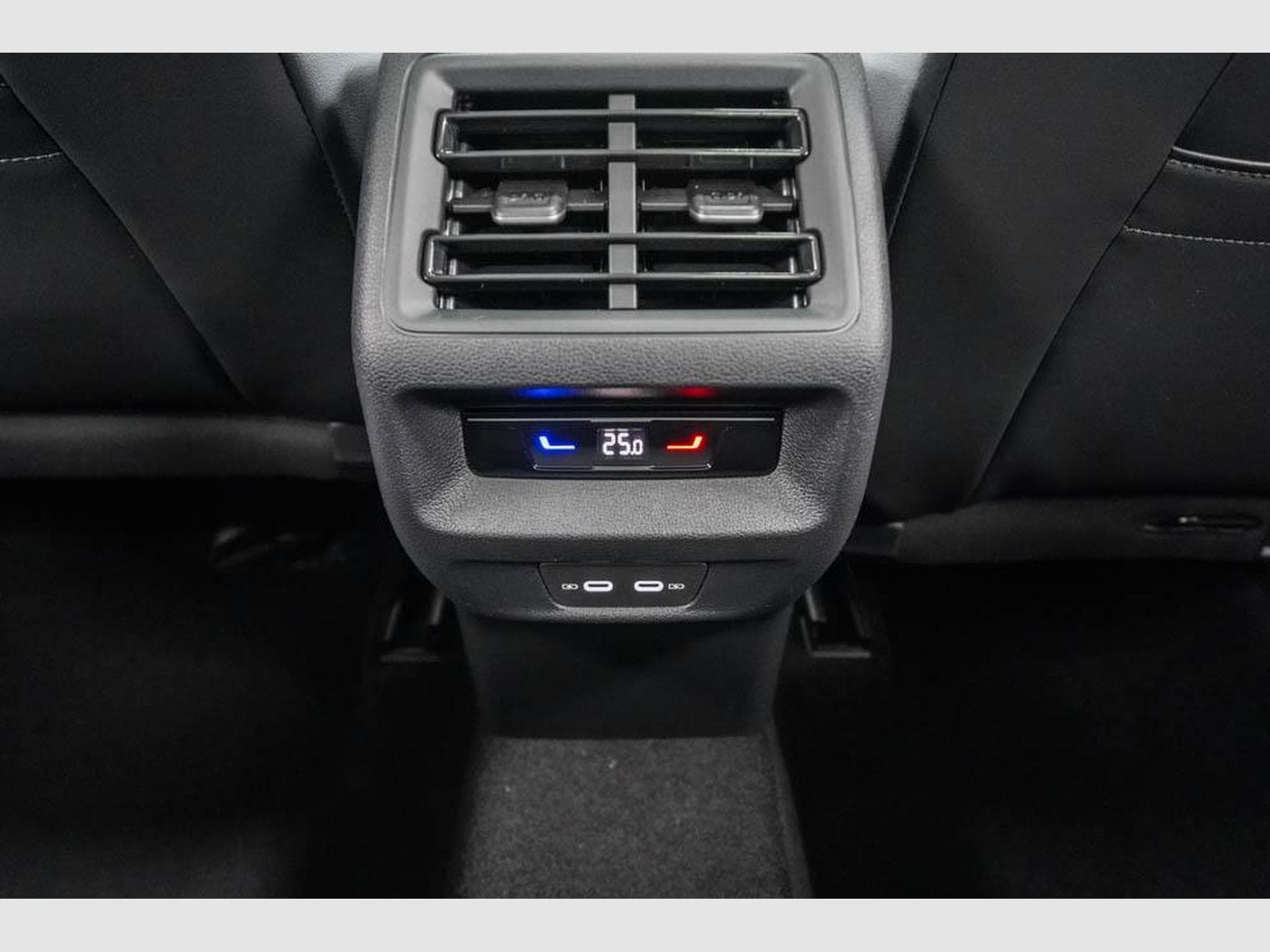 VW Tiguan 2,0 TSI DSG (2025) - Photo 18