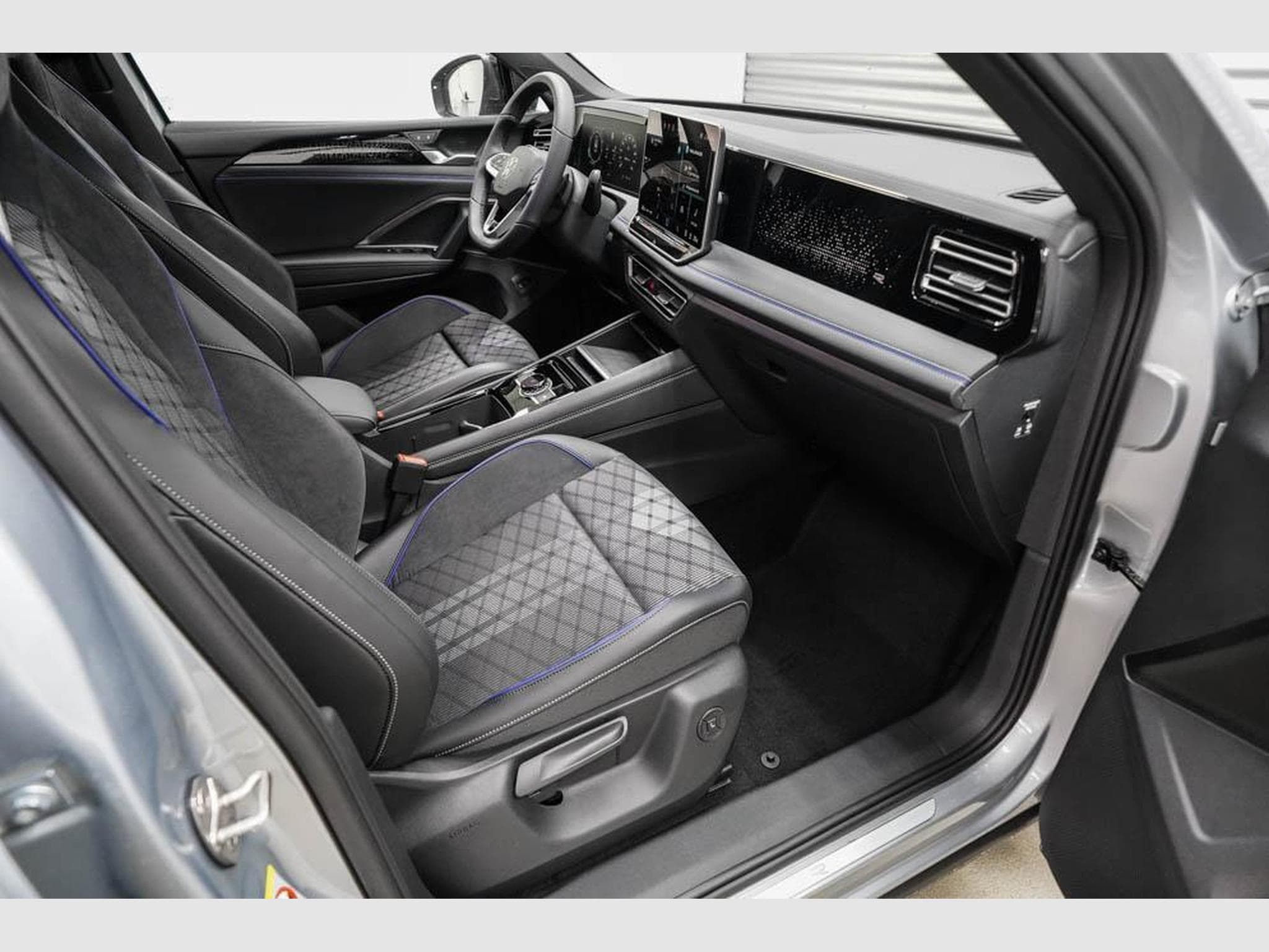 VW Tiguan 2,0 TSI DSG (2025) - Photo 22