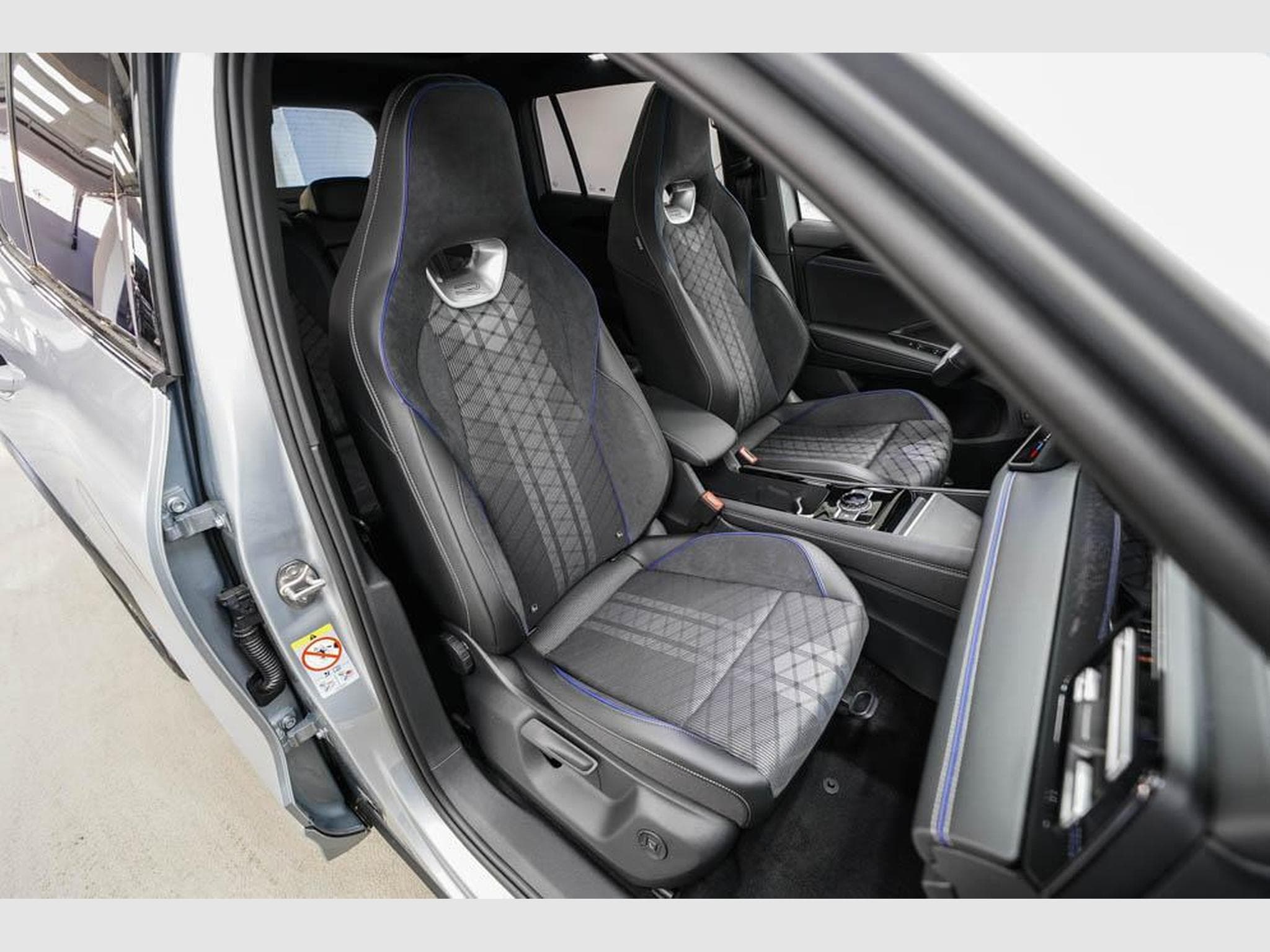 VW Tiguan 2,0 TSI DSG (2025) - Photo 23