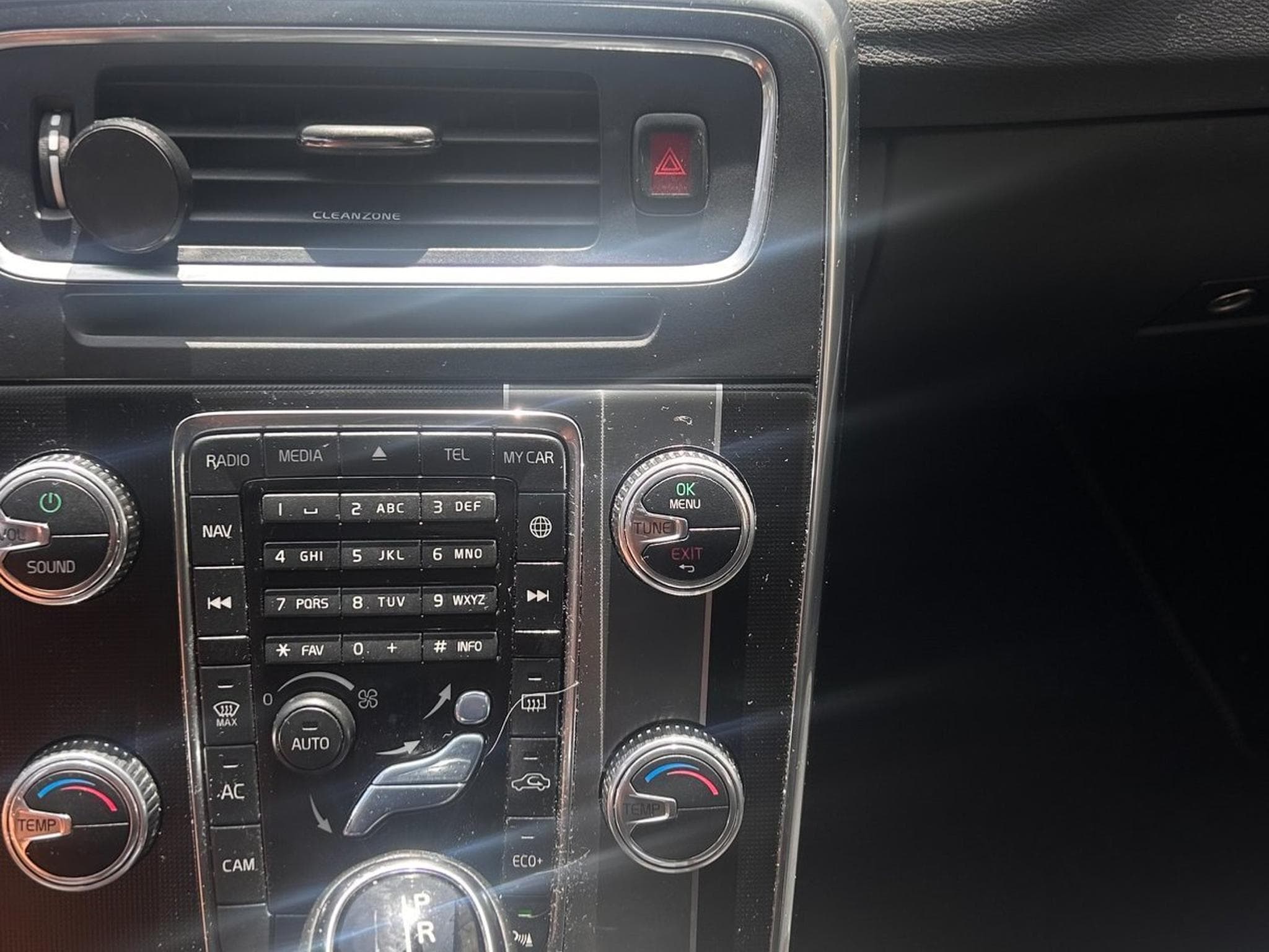 Volvo V60 Kombi Momentum R-Design (2019) - Photo 8