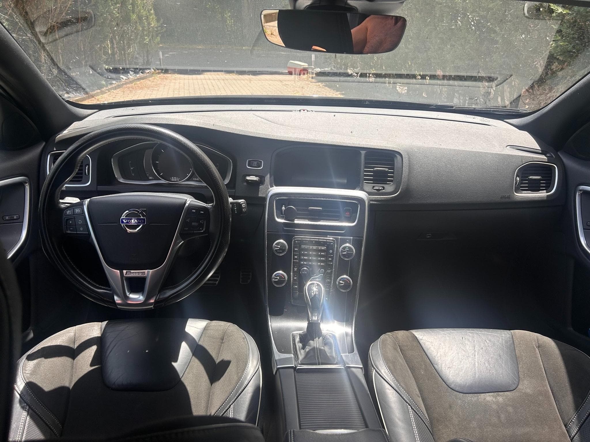 Volvo V60 Kombi Momentum R-Design (2019) - Photo 13
