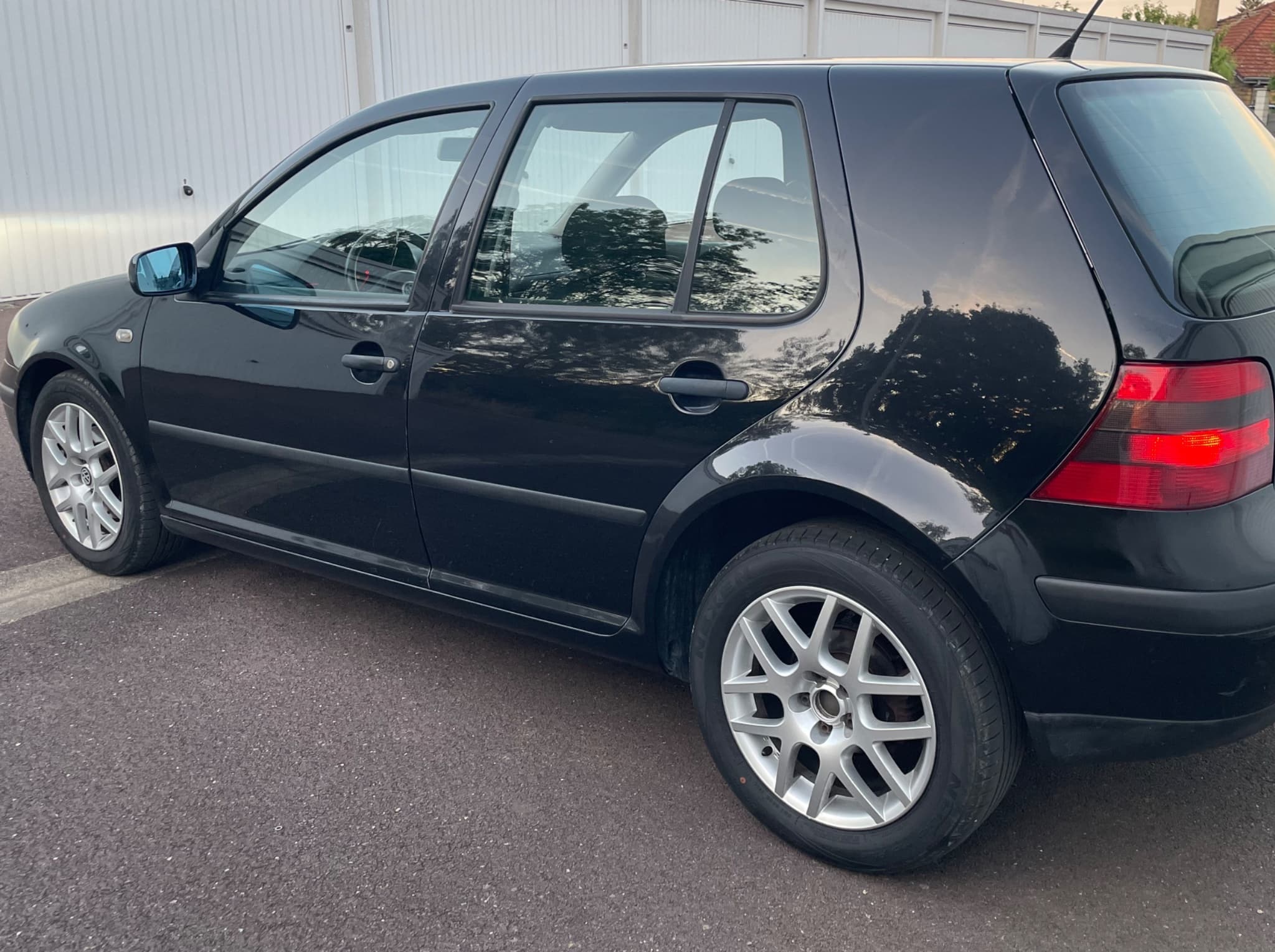 VW Golf Spécial (2002) - Photo 1
