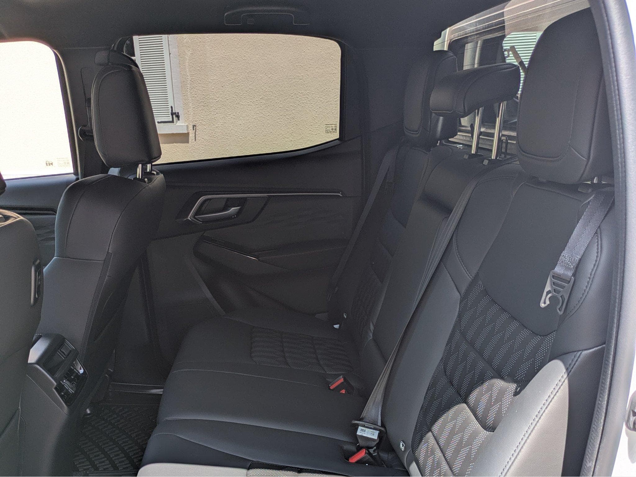 Isuzu D-Max 25 Doublecab V-Cross 4WD (2026) - Photo 13